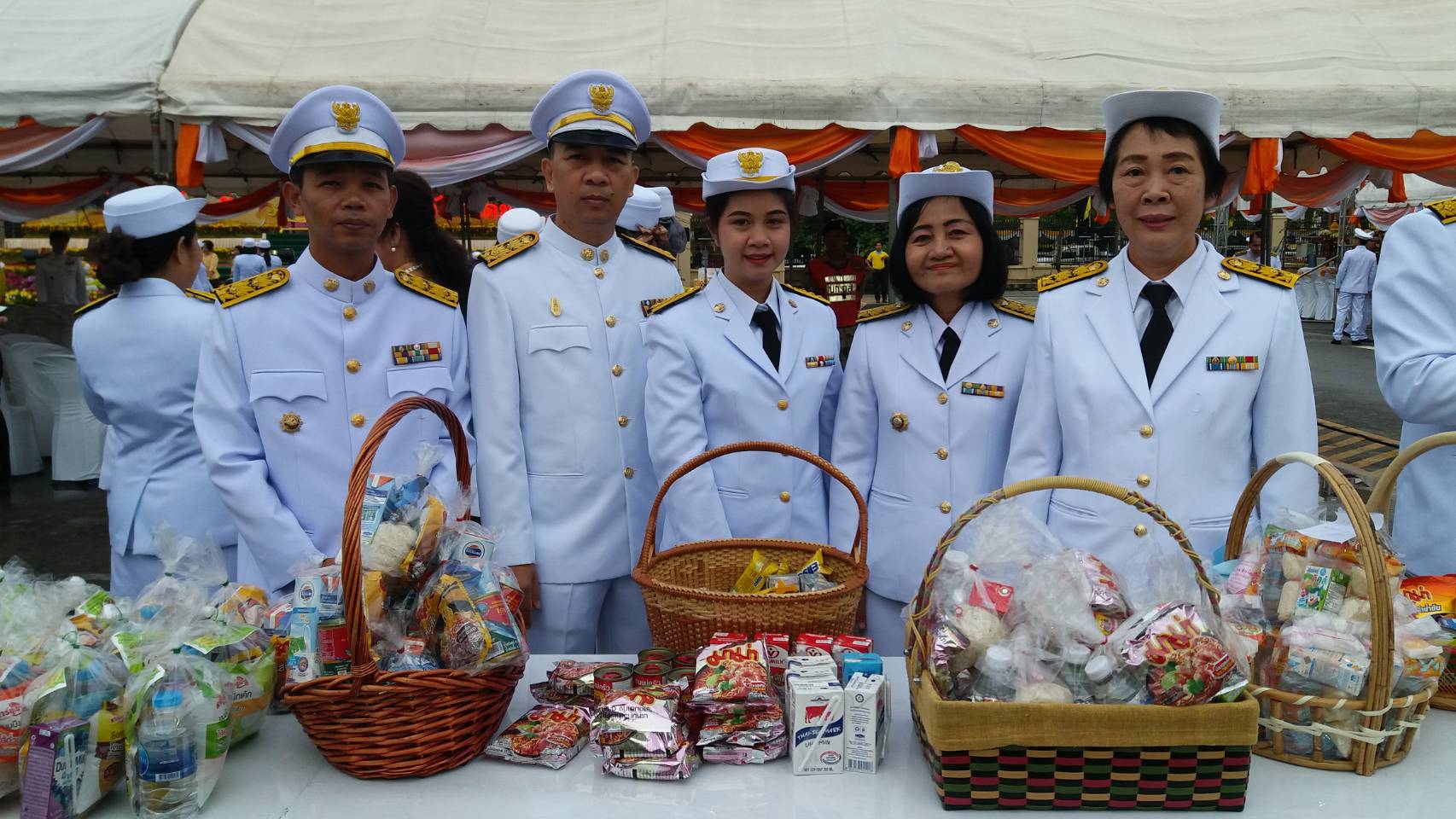 ทำบุญตักบาตรถวายพระราขกุศล
