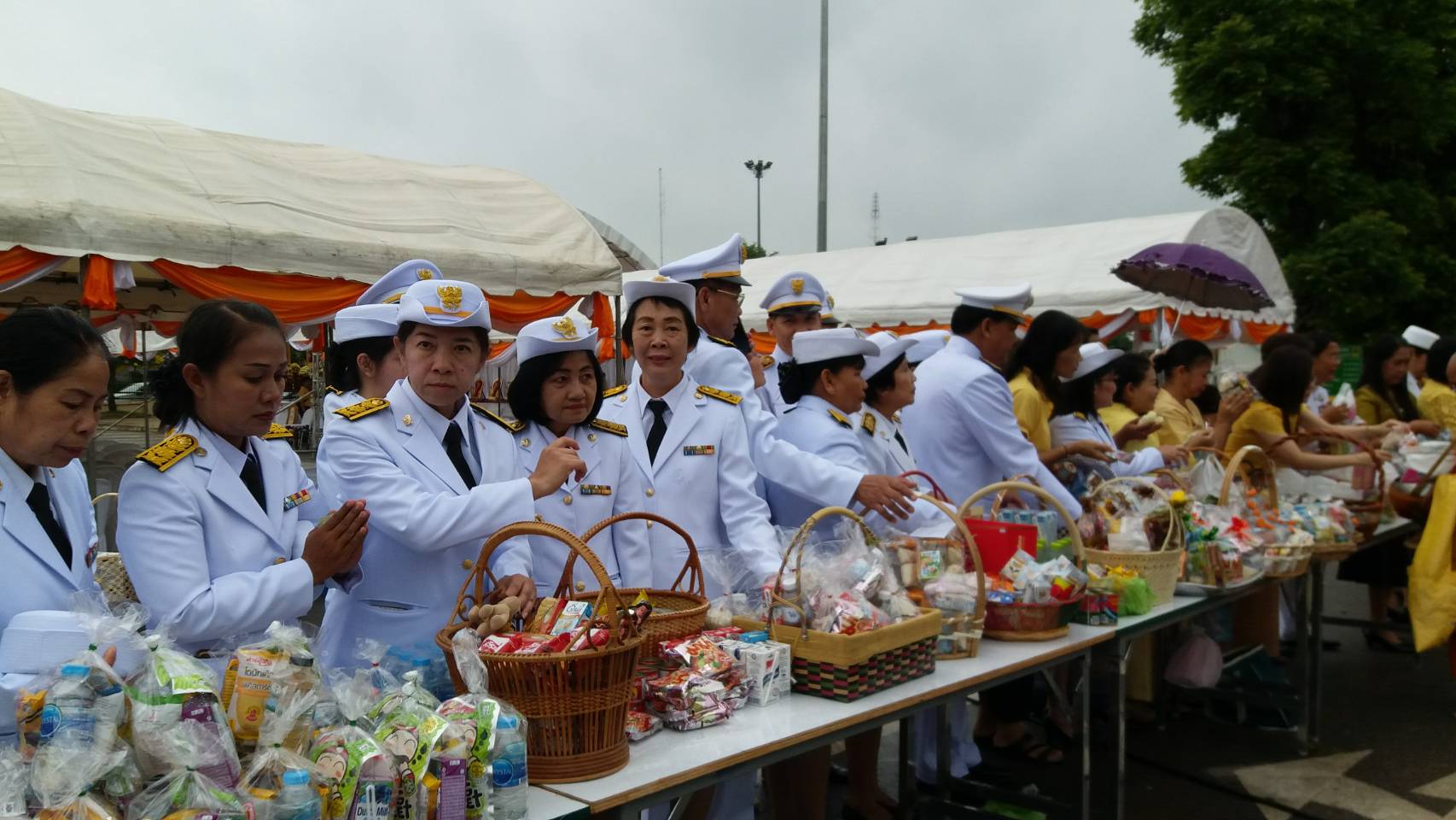 ทำบุญตักบาตรถวายพระราขกุศล