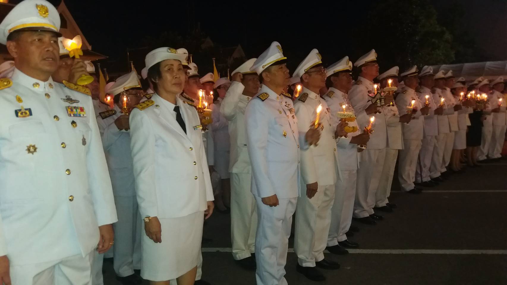 ร่วมพิธีถวายเครื่องราชสักการะ และพิธีจุดเทียนถวายพระพรชัยมงคล