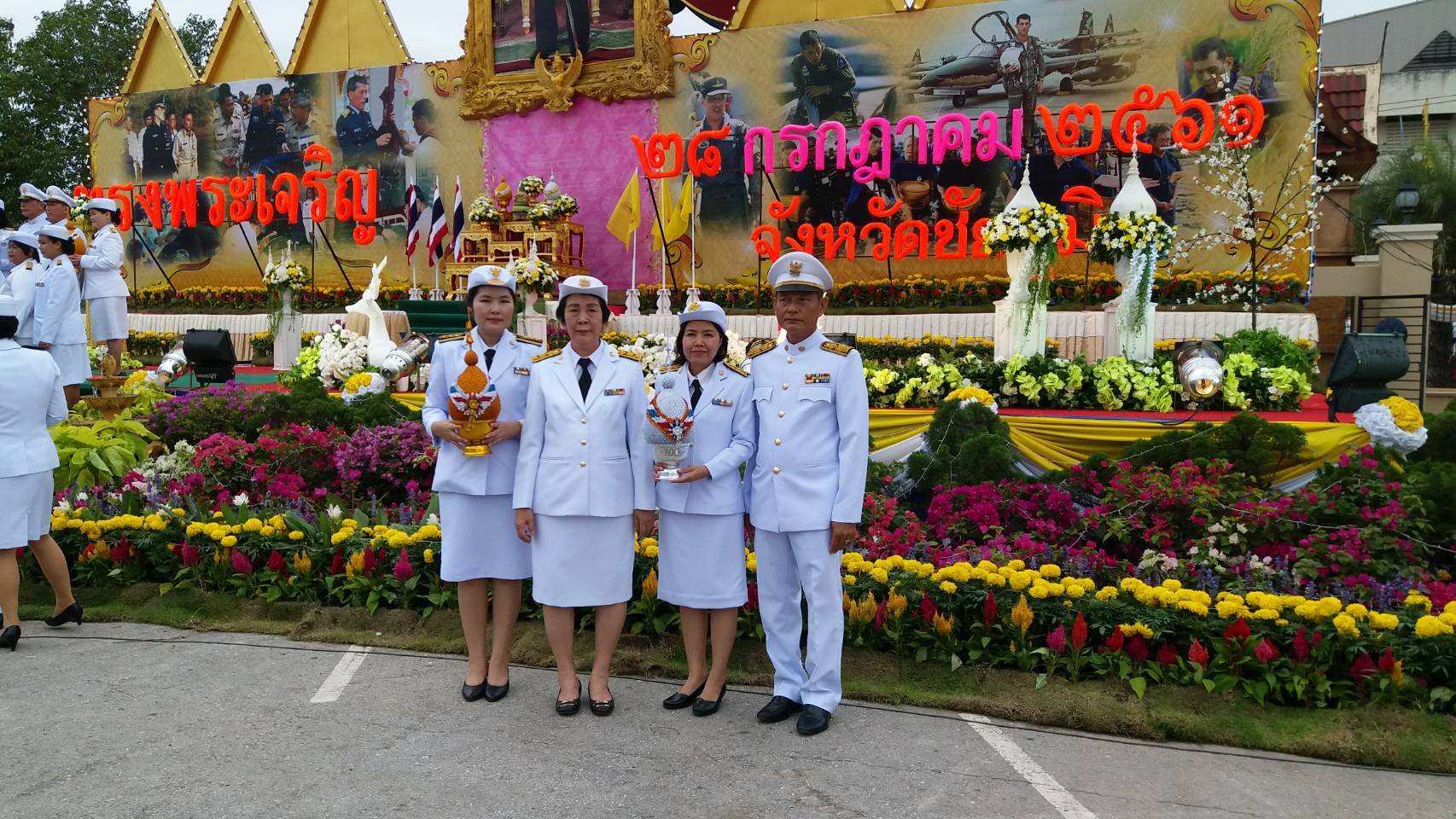 ร่วมพิธีถวายเครื่องราชสักการะ และพิธีจุดเทียนถวายพระพรชัยมงคล