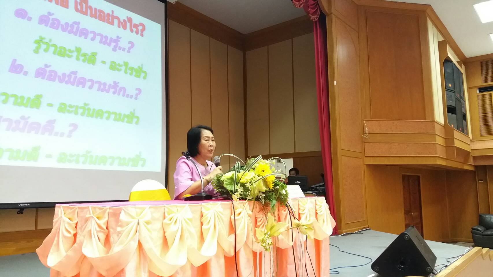 พจ.ชย บรรยายเรื่อง สตรีกับการพัฒนาชุมชน ตามโครงการพัฒนาศักยภาพสตรีจังหวัดชัยภูมิ