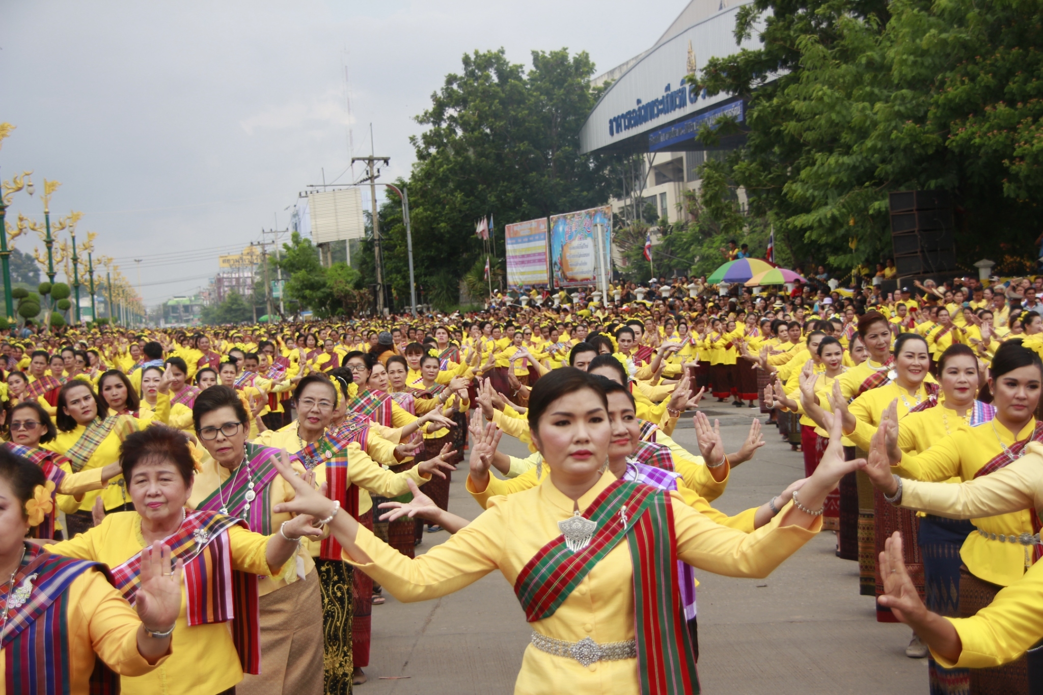 @ชัยภูมิ# รวมพลังศรัทธาชาวชัยภูมิ 3 หมื่นคน รำถวายเจ้าพ่อพญาแล งานบุญเดือนหก