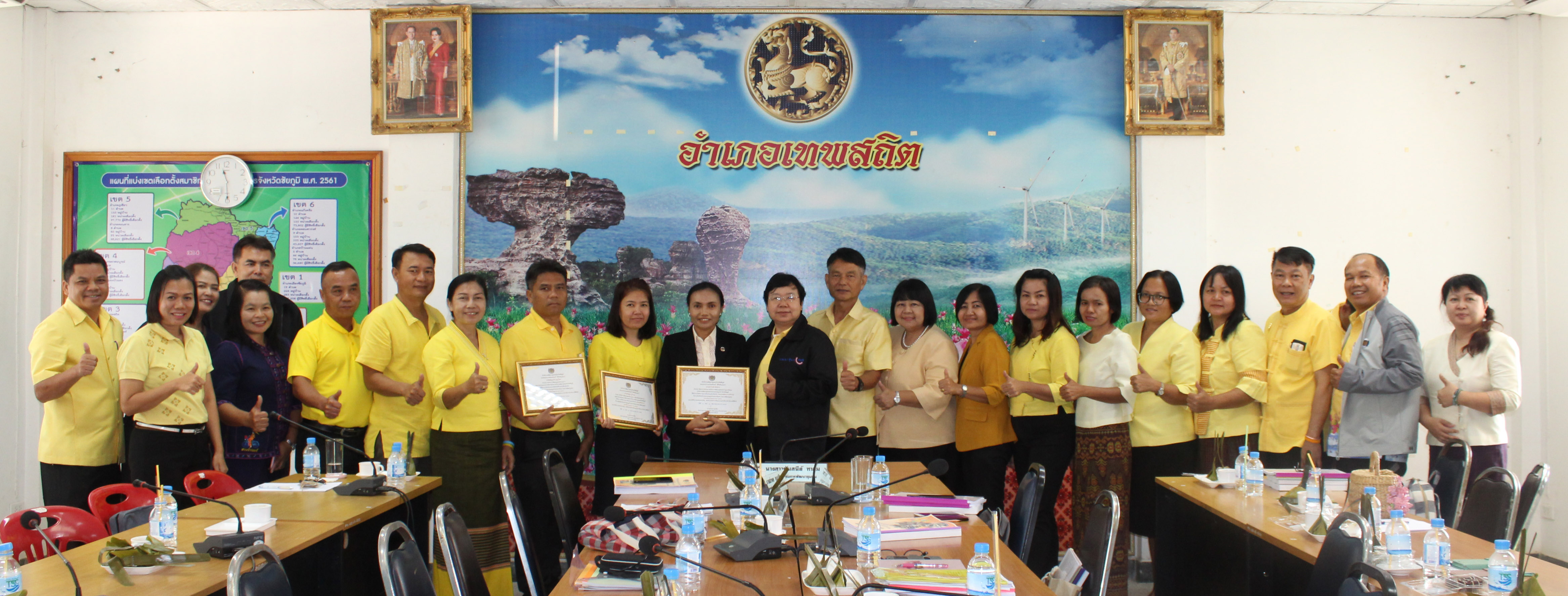 @ชัยภูมิ วันที่ 18 มิถุนายน 2562 นางสาวศันสนีย์ ทาสม ผู้ตรวจราชการกรมการพัฒนาชุมชน และนางอรุณรัตน์ ชิงชนะ ผู้อำนวยการศูนย์ศึกษาและพัฒนาชุมชนนครราชสีมา ดำเนินการประเมินผลและคัดเลือกหน่วยงานพัฒนาชุมชนใสสะอาดดีเด่น ข้าราชการและลูกจ้างประจำดีเด่น กรมการพัฒนาชุมชน ประจำปี พ.ศ.2562 ณ ที่ว่าการอำเภอเทพสถิต และกิจกรรมประกวดพัฒนากรขวัญใจชุมชน ณ หมู่บ้านไทรงาม ม.7 ต.โป่งนก อ.เทพสถิต