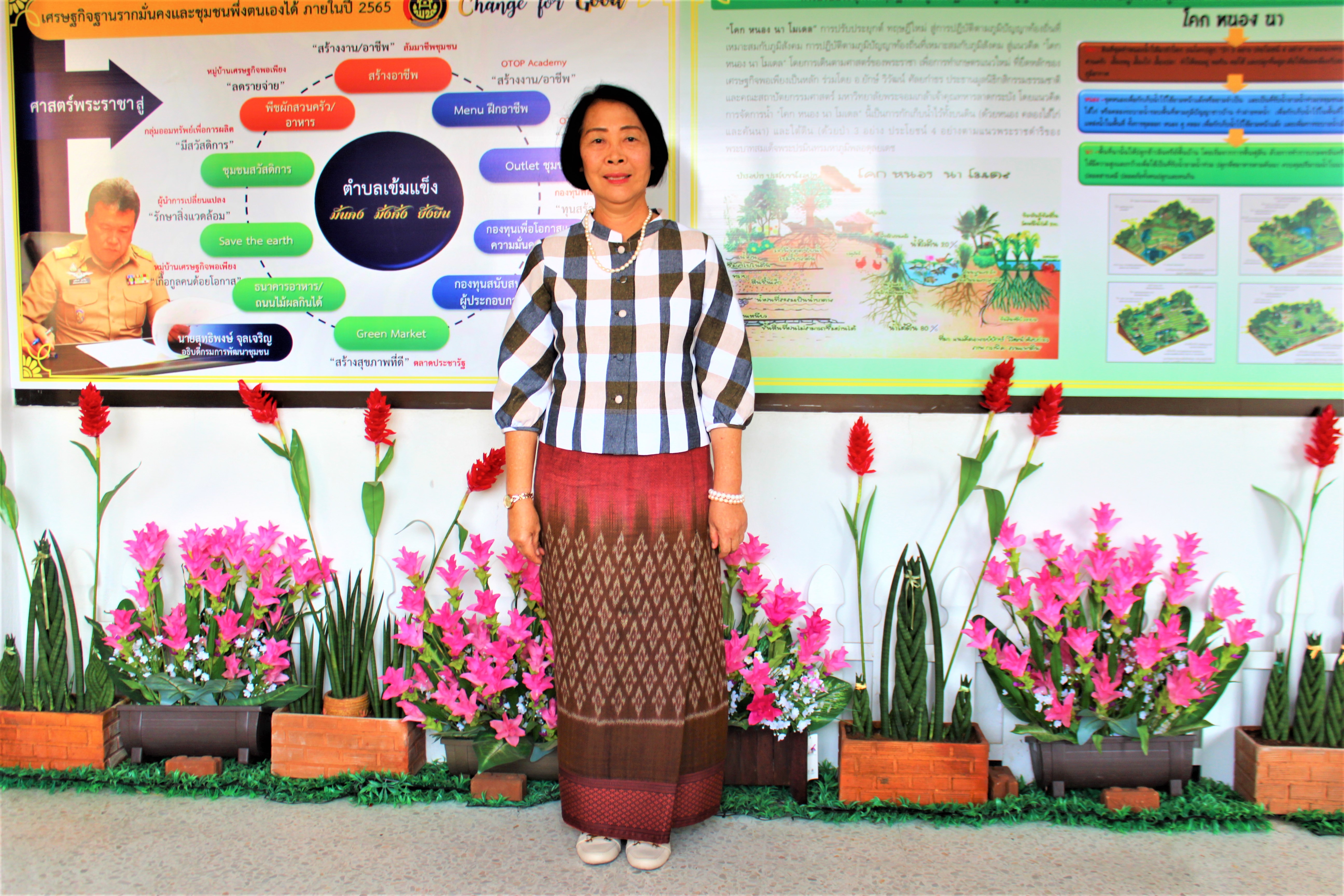 พช.ชัยภูมิ พร้อมใจสวมใส่ผ้าขาวม้าไทย เพื่อประชาสัมพันธ์และส่งเสริมรายได้ให้ผู้ประกอบการ