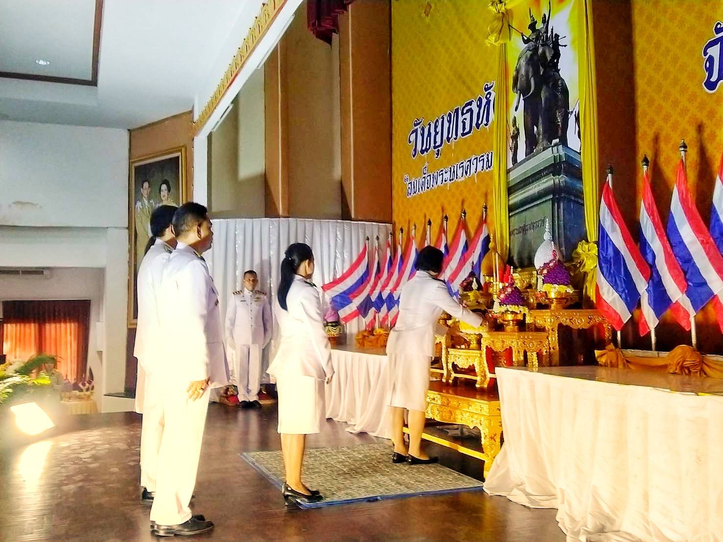 พช.ชัยภูมิ ร่วมถวายพานพุ่มสักการะ เนื่องในโอกาสวันยุทธหัตถี