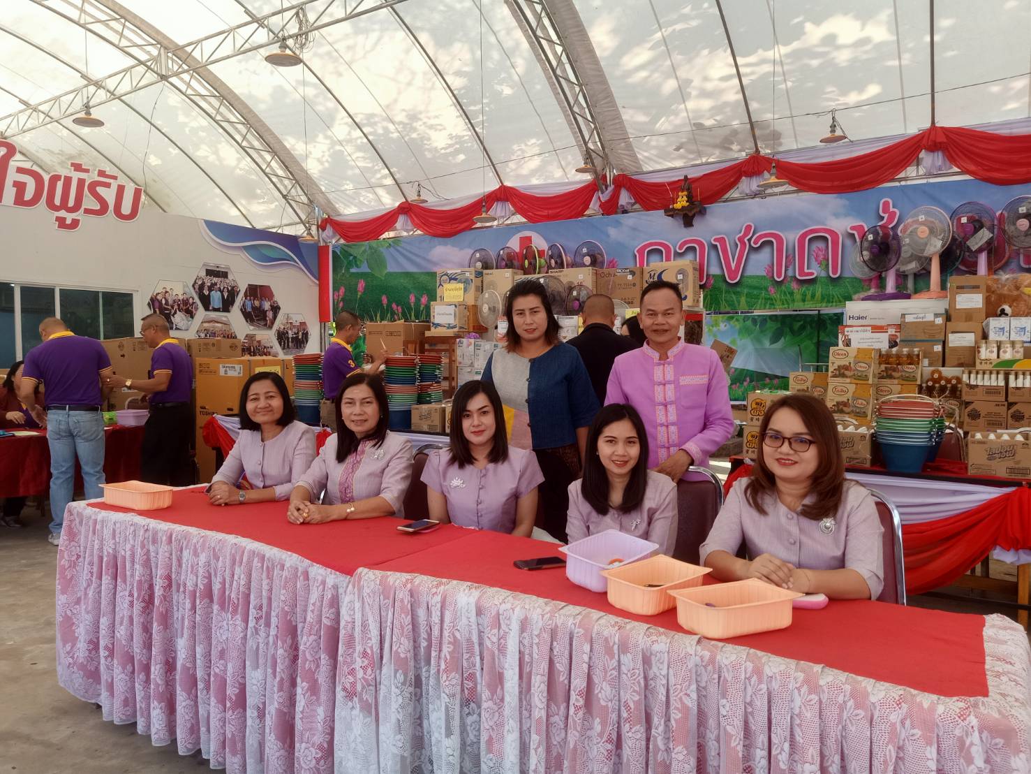 พช.ชัยภูมิ ร่วมปฏิบัติหน้าที่ร้านหรรษากาชาด ในงานเจ้าพ่อพญาแล ประจำปี2563