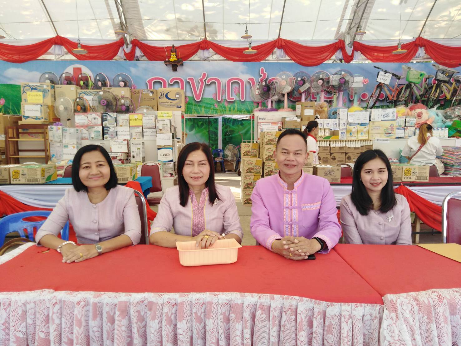 พช.ชัยภูมิ ร่วมปฏิบัติหน้าที่ร้านหรรษากาชาด ในงานเจ้าพ่อพญาแล ประจำปี2563