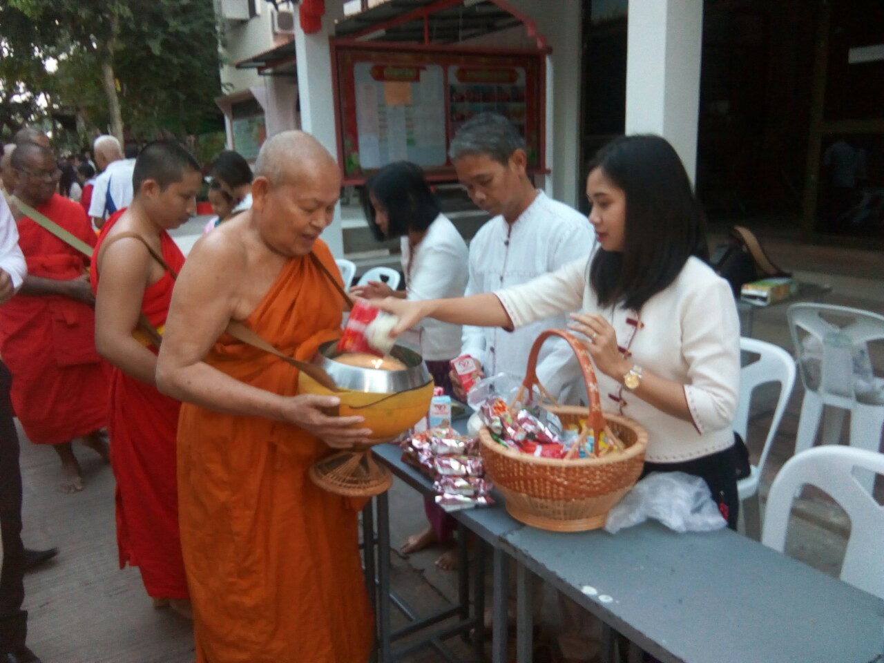 พช.ชัยภูมิ ร่วมศาสนพิธีและทำบุญตักบาตรเนื่องในวาระครบ150ปี ชาตกาลฯ พระอาจารย์มั่น ภูริทัตโต