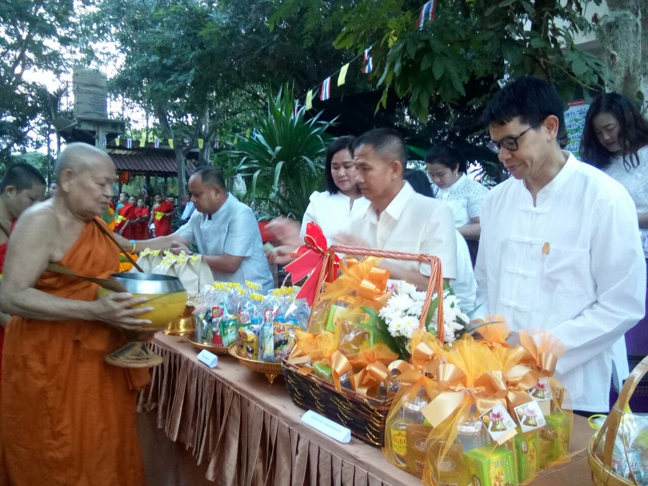 พช.ชัยภูมิ ร่วมศาสนพิธีและทำบุญตักบาตรเนื่องในวาระครบ150ปี ชาตกาลฯ พระอาจารย์มั่น ภูริทัตโต