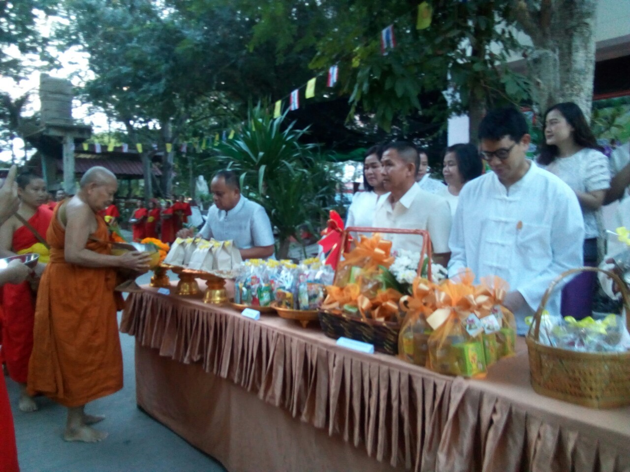 พช.ชัยภูมิ ร่วมศาสนพิธีและทำบุญตักบาตรเนื่องในวาระครบ150ปี ชาตกาลฯ พระอาจารย์มั่น ภูริทัตโต