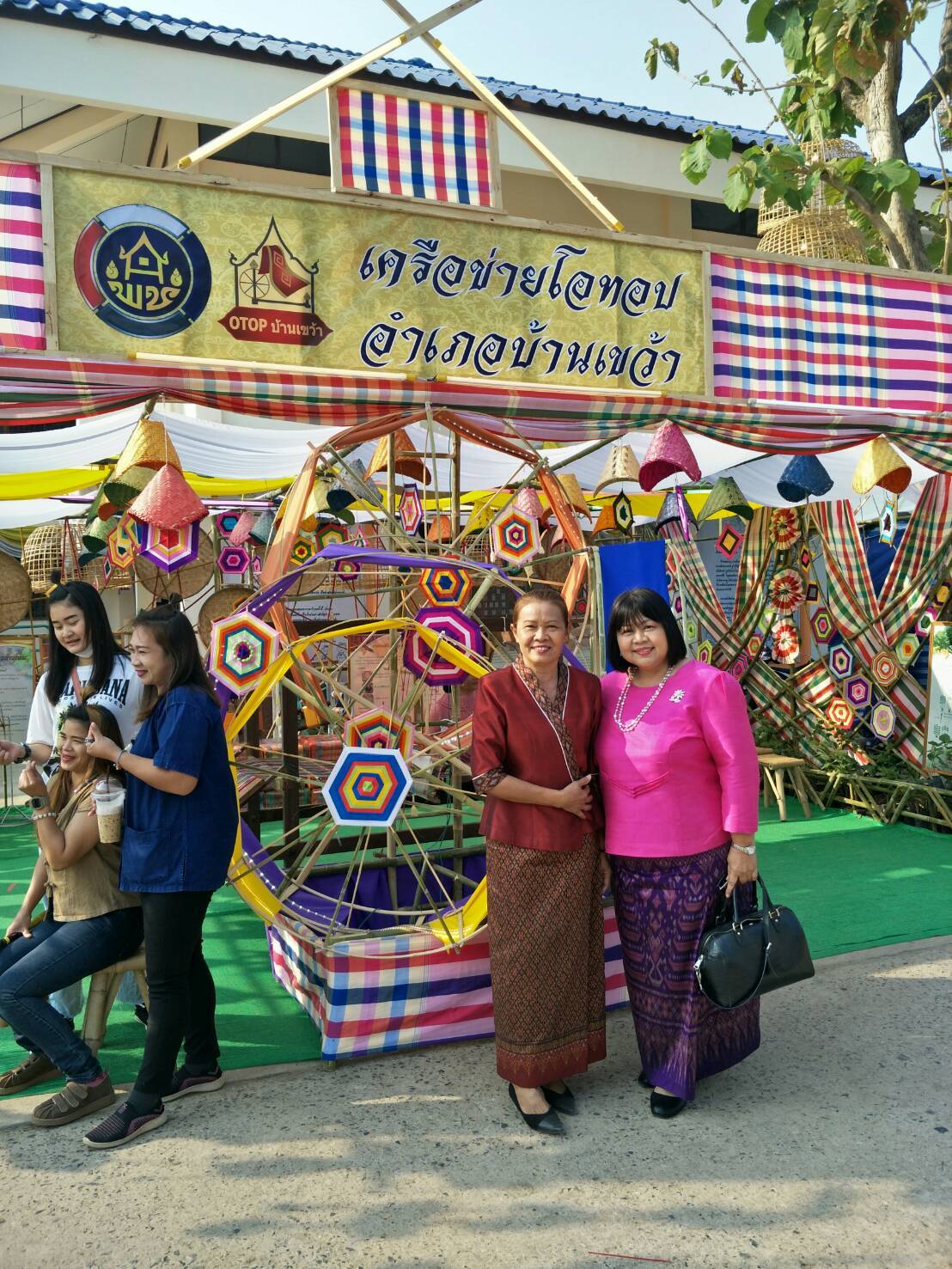 พช.ชัยภูมิ ร่วมพิธีเปิดงานฉลองอนุสาวรีย์เจ้าพ่อพญาแลประจำอำเภอบ้านเขว้าและงานบุญลอมข้าวใหญ่-ผ้าไหมมัดหมี่ ของดีอำเภอบ้านเขว้า ประจำปี พ.ศ. 2563
