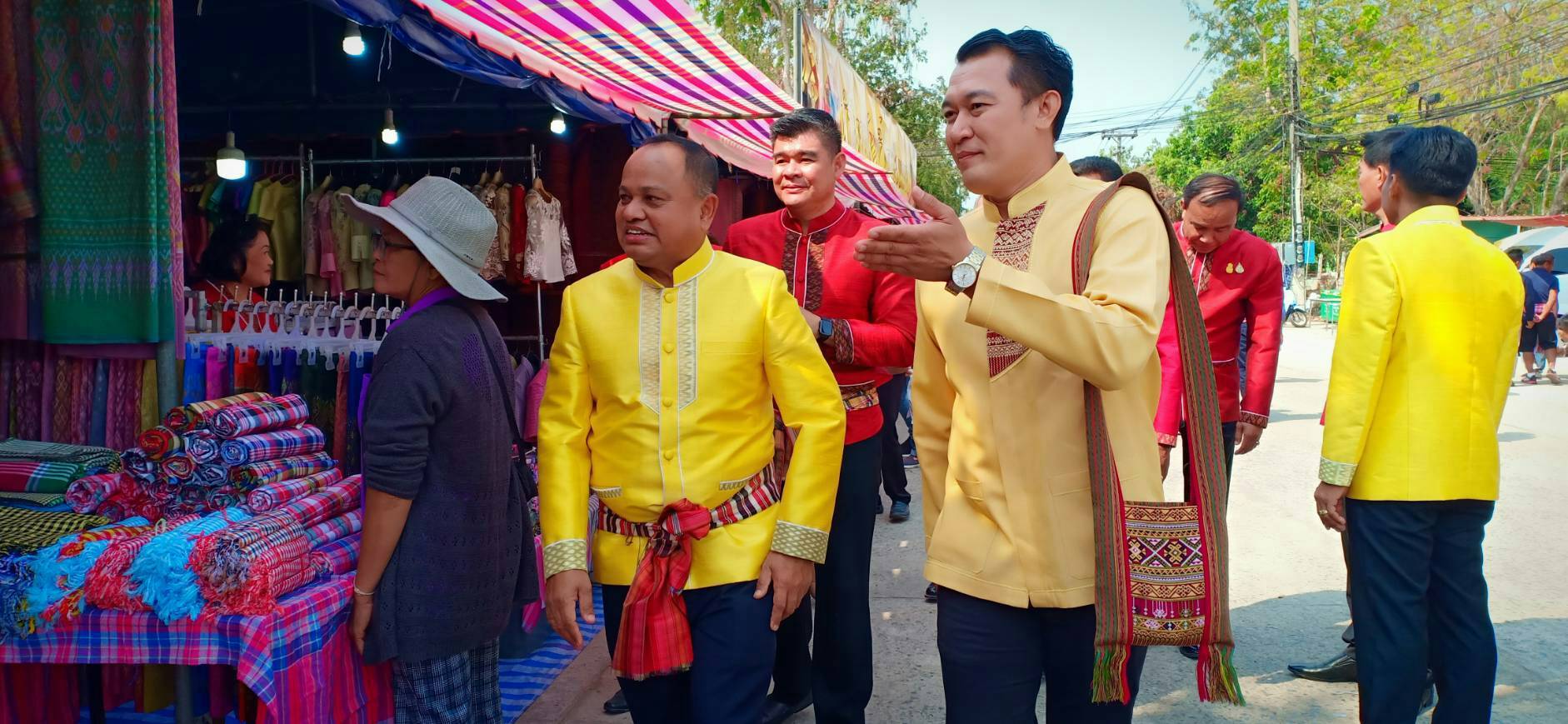 พช.ชัยภูมิ ร่วมพิธีเปิดงานฉลองอนุสาวรีย์เจ้าพ่อพญาแลประจำอำเภอบ้านเขว้าและงานบุญลอมข้าวใหญ่-ผ้าไหมมัดหมี่ ของดีอำเภอบ้านเขว้า ประจำปี พ.ศ. 2563