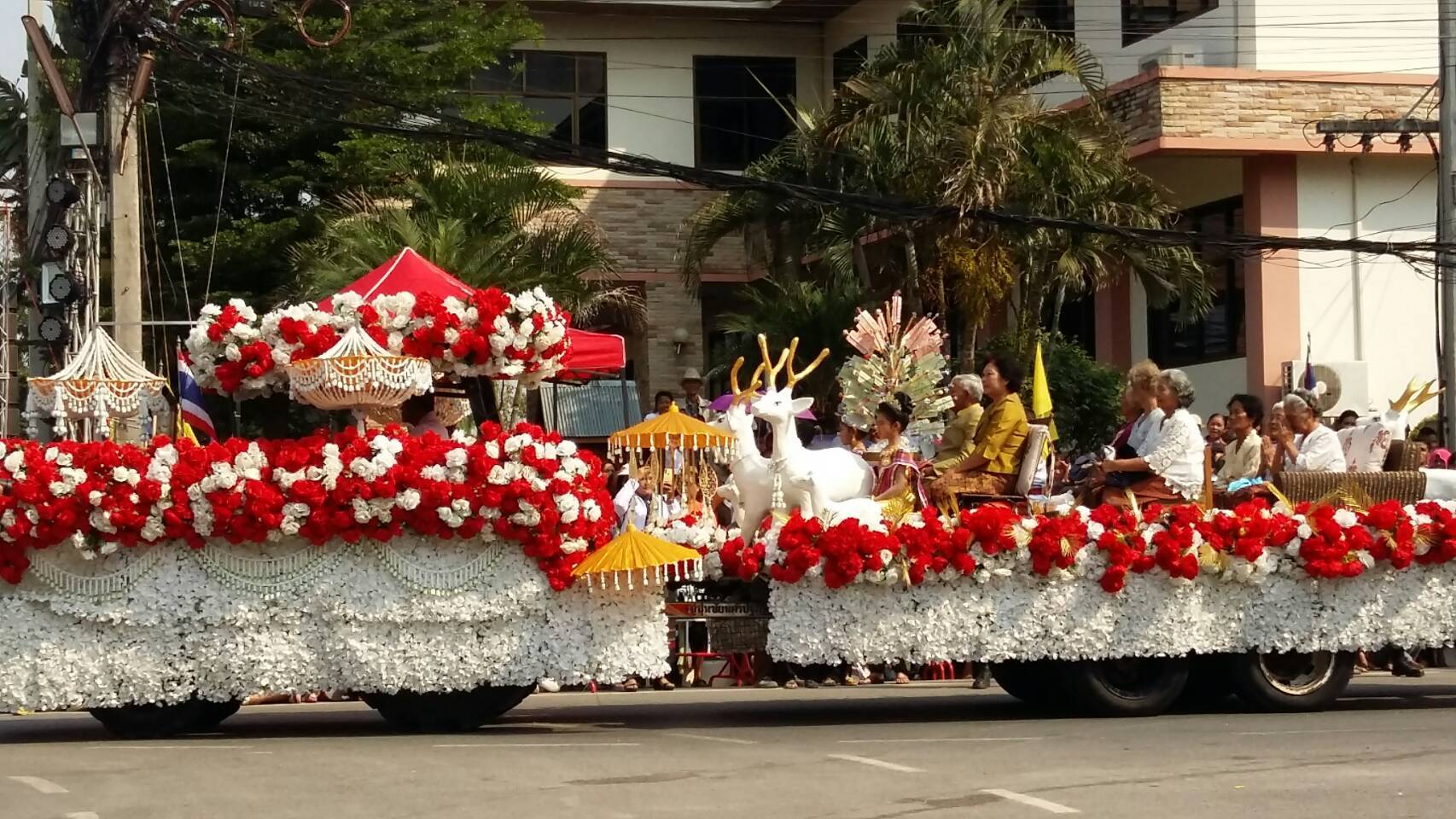 พช.ชัยภูมิ ร่วมพิธีเปิดงานฉลองอนุสาวรีย์เจ้าพ่อพญาแลประจำอำเภอบ้านเขว้าและงานบุญลอมข้าวใหญ่-ผ้าไหมมัดหมี่ ของดีอำเภอบ้านเขว้า ประจำปี พ.ศ. 2563