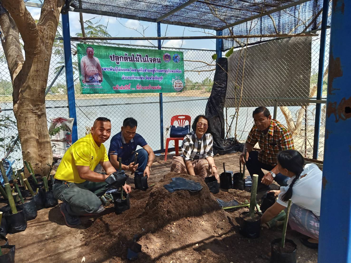 พช.ชัยภูมิจัดกิจกรรม “เอามื้อสามัคคี เพาะกิ่งไผ่ตามโครงการปลูกไผ่มงคลล้านต้นหน้าฝนนี้”