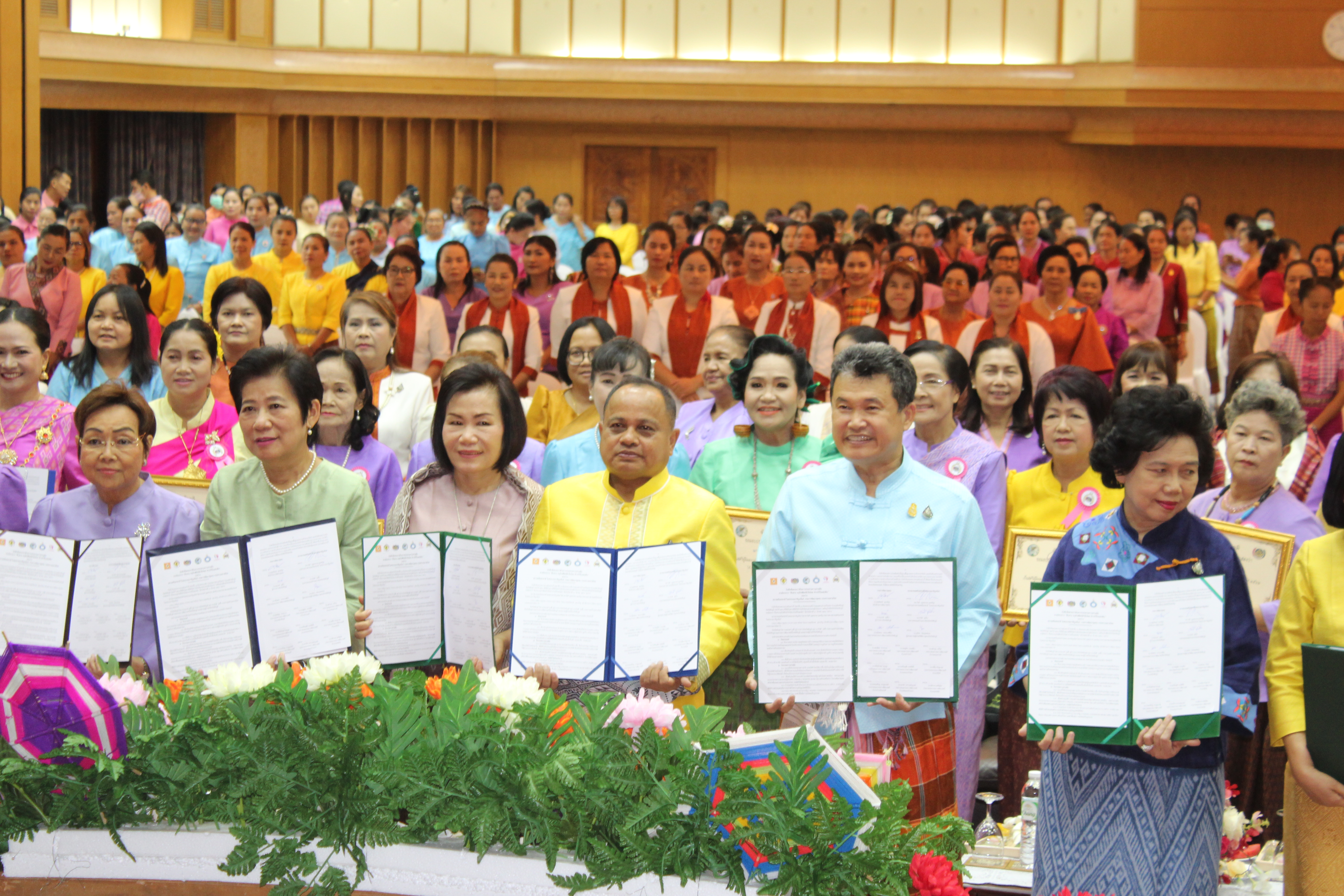 รวมพลังสตรีจังหวัดชัยภูมิ กับกรมการพัฒนาชุมชน สภาสมาคมสตรีฯ สืบสาน อนุรักษ์ศิลป์ผ้าถิ่นไทย ดำรงไว้ในแผ่นดิน