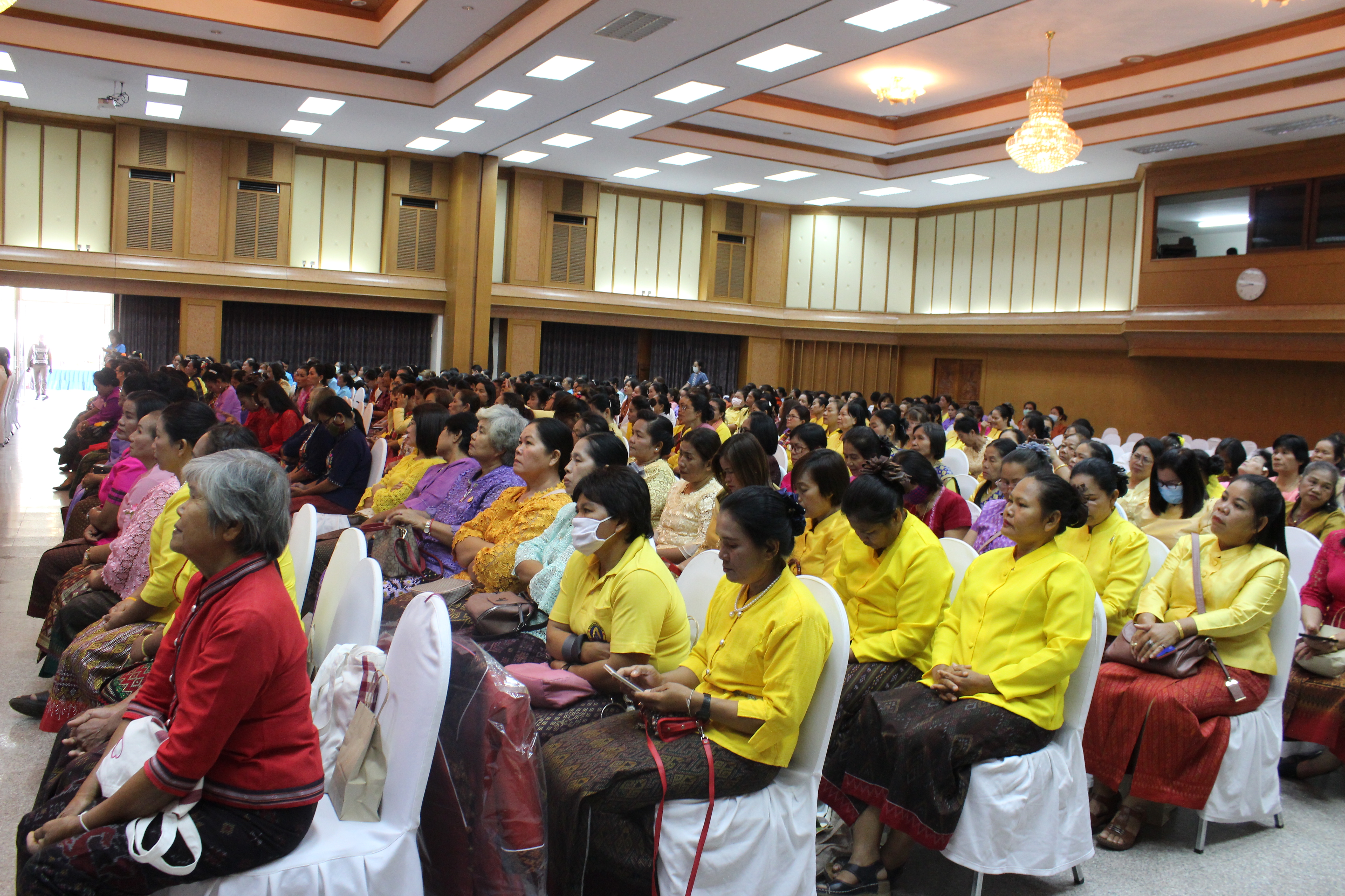 รวมพลังสตรีจังหวัดชัยภูมิ กับกรมการพัฒนาชุมชน สภาสมาคมสตรีฯ สืบสาน อนุรักษ์ศิลป์ผ้าถิ่นไทย ดำรงไว้ในแผ่นดิน