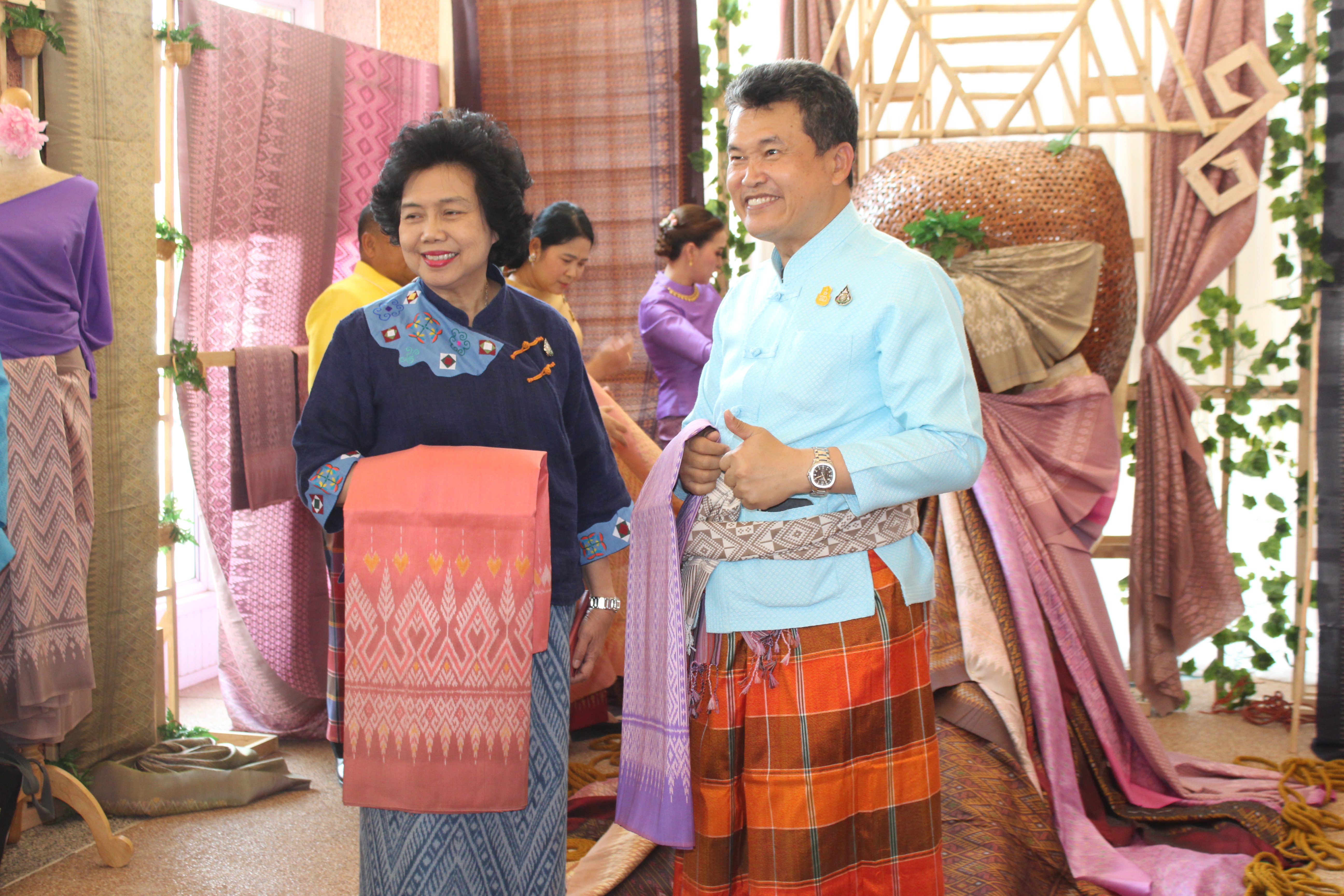 รวมพลังสตรีจังหวัดชัยภูมิ กับกรมการพัฒนาชุมชน สภาสมาคมสตรีฯ สืบสาน อนุรักษ์ศิลป์ผ้าถิ่นไทย ดำรงไว้ในแผ่นดิน