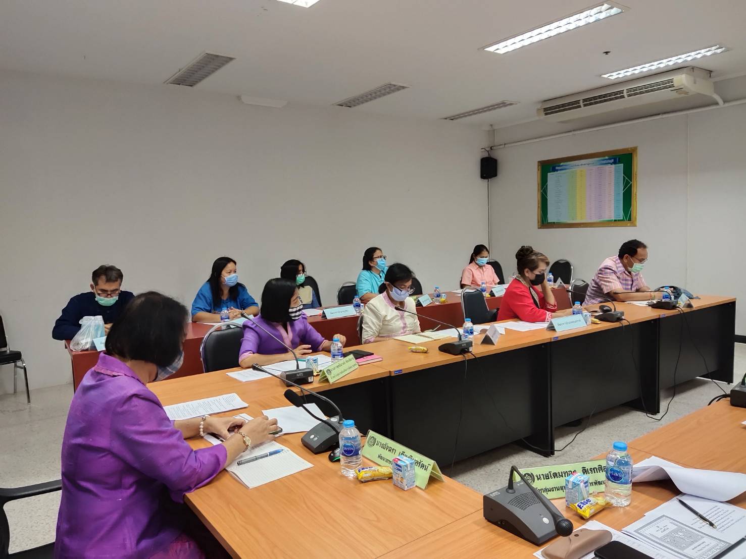 นางอัจฉรา เคียงวิมลรัตน์ พัฒนาการจังหวัดชัยภูมิ พร้อมหัวหน้ากลุ่มฯ/ ฝ่าย พัฒนาการอำเภอทุกอำเภอ และนักวิชาการฯ ร่วมรับฟังการประชุมมอบนโยบายการขับเคลื่อนทฤษฎีใหม่ของพระบาทสมเด็จพระเจ้าอยู่หัว รัชกาลที่ 9 ประยุกต์สู่ “โคก หนอง นา โมเดล” ผ่านระบบวีดีทัศน์ทางไกล (Video Conference)