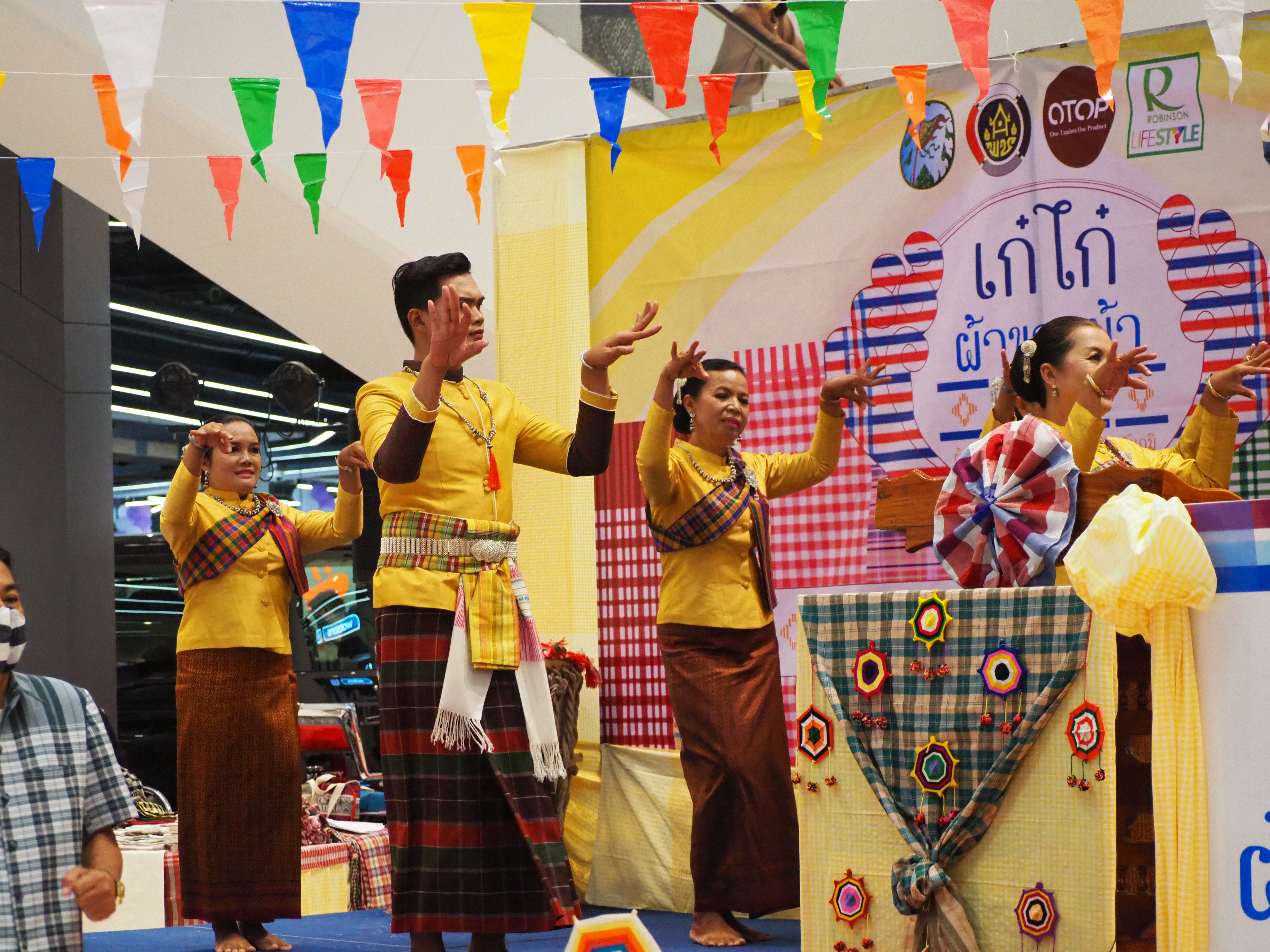 การจัดงาน “เก๋ไก๋ ผ้าขาวม้า ชัยภูมิ” ระหว่าง วันที่ 25-28 กรกฎาคม 2563 เพื่อเป็นการส่งเสริมกลุ่มผู้ผลิต ผู้ประกอบการผ้าฝ้าย ผ้าขาวม้า ที่ได้รับการพัฒนาและออกแบบผลิตภัณฑ์ตามโครงการยกระดับผ้าทออีสานสู่สากล ให้มีช่องทางการจำหน่ายเพิ่มขึ้น ณ ห้างสรรพสินค้าโรบินสันไลฟ์สไตล์ ชัยภูมิ