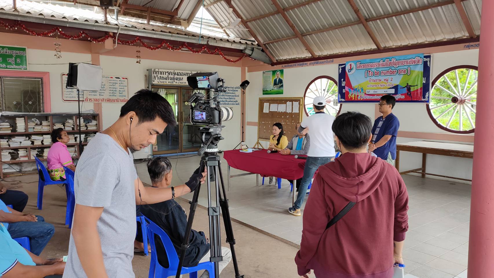 การถ่ายทำสื่อเสริมสร้างภาพลักษณ์ทุนชุมชนตามหลักปรัชญาของเศรษฐกิจพอเพียงกลุ่มออมทรัพย์บ้านขาม