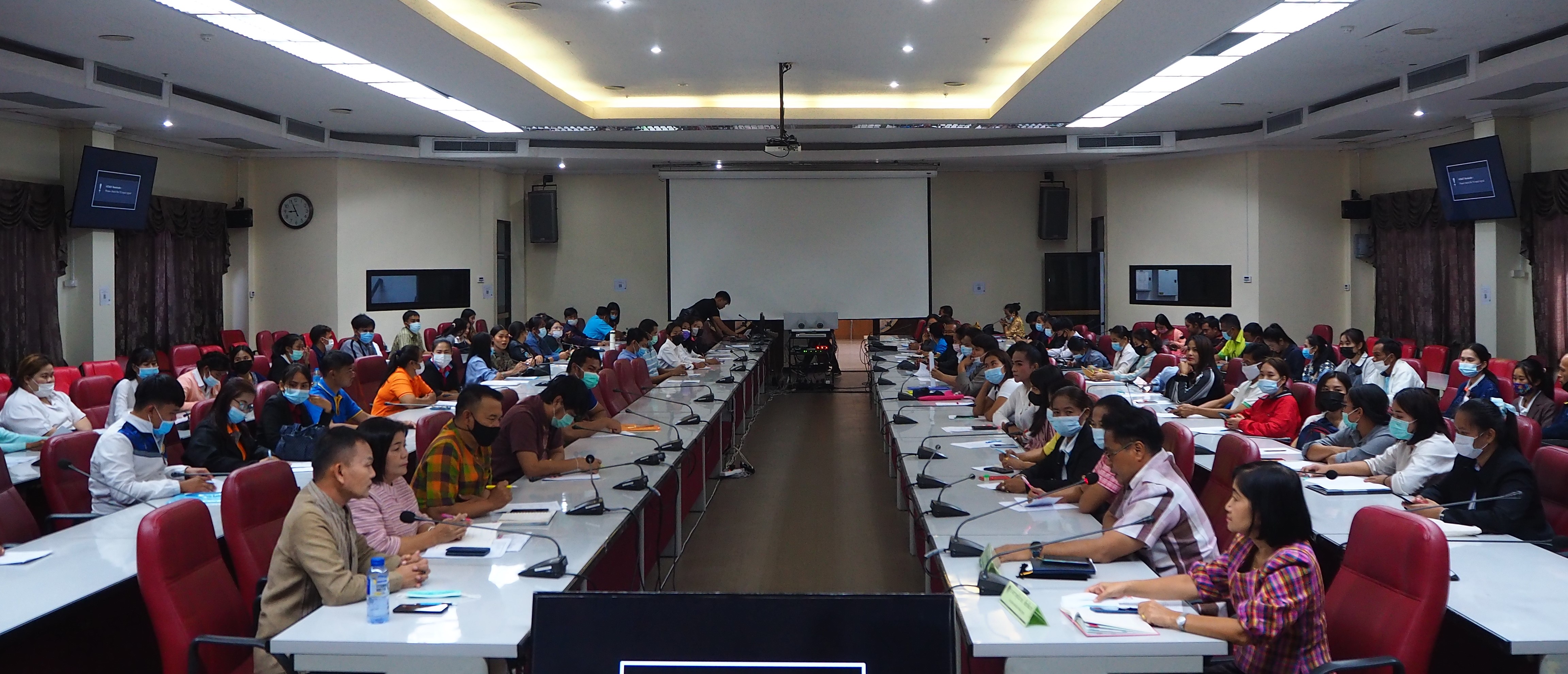 งหวัดชัยภูมิ ปฐมนิเทศ และจัดทำบันทึกข้อตกลงการจ้างงานผู้ผ่านการคัดเลือกบุคคลเพื่อจัดจ้างเป็นลูกจ้างเหมาบริการปฏิบัติภารกิจตามโครงการพัฒนาพื้นที่ต้นแบบการพัฒนาคุณภาพชีวิตตามหลักทฤษฎีใหม่ ประยุกต์สู่ “โคก หนอง นา โมเดล”  :::>> วันที่ 1 ธันวาคม ๒๕๖๓ เวลา 11.50 น. นายกอบชัย บุญอรณะ ผู้ว่าราชการจังหวัดชัยภูมิ ให้โอวาทและมอบนโยบายการปฏิบัติภารกิจของลูกจ้างเหมาบริการปฏิบัติภารกิจตามโครงการพัฒนาพื้นที่ต้นแบบการพัฒนาคุณภาพชีวิตตามหลักทฤษฎีใหม่ ประยุกต์สู่ “โคก หนอง นา โมเดล” จังหวัดชัยภูมิ