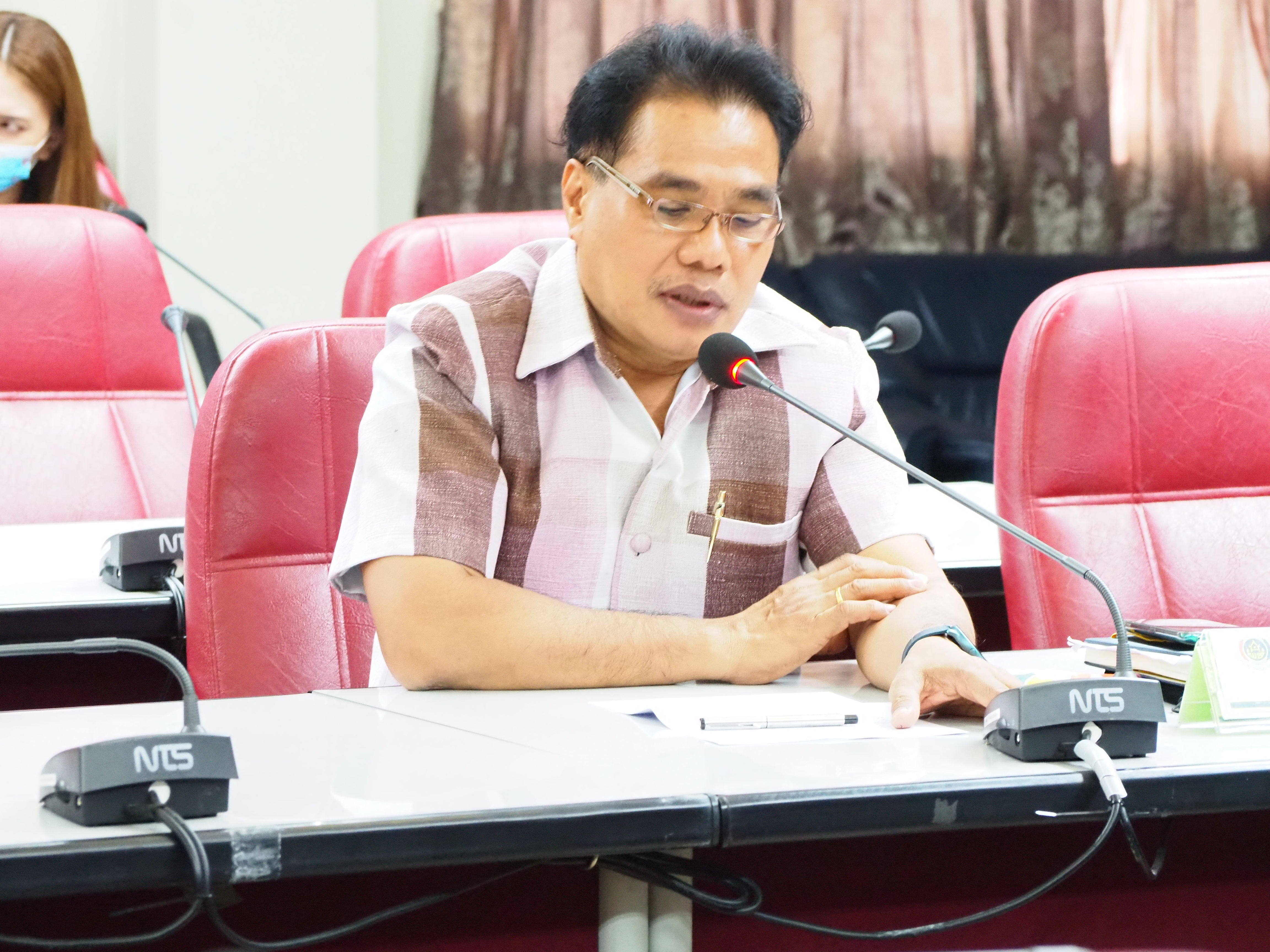 งหวัดชัยภูมิ ปฐมนิเทศ และจัดทำบันทึกข้อตกลงการจ้างงานผู้ผ่านการคัดเลือกบุคคลเพื่อจัดจ้างเป็นลูกจ้างเหมาบริการปฏิบัติภารกิจตามโครงการพัฒนาพื้นที่ต้นแบบการพัฒนาคุณภาพชีวิตตามหลักทฤษฎีใหม่ ประยุกต์สู่ “โคก หนอง นา โมเดล”  :::>> วันที่ 1 ธันวาคม ๒๕๖๓ เวลา 11.50 น. นายกอบชัย บุญอรณะ ผู้ว่าราชการจังหวัดชัยภูมิ ให้โอวาทและมอบนโยบายการปฏิบัติภารกิจของลูกจ้างเหมาบริการปฏิบัติภารกิจตามโครงการพัฒนาพื้นที่ต้นแบบการพัฒนาคุณภาพชีวิตตามหลักทฤษฎีใหม่ ประยุกต์สู่ “โคก หนอง นา โมเดล” จังหวัดชัยภูมิ