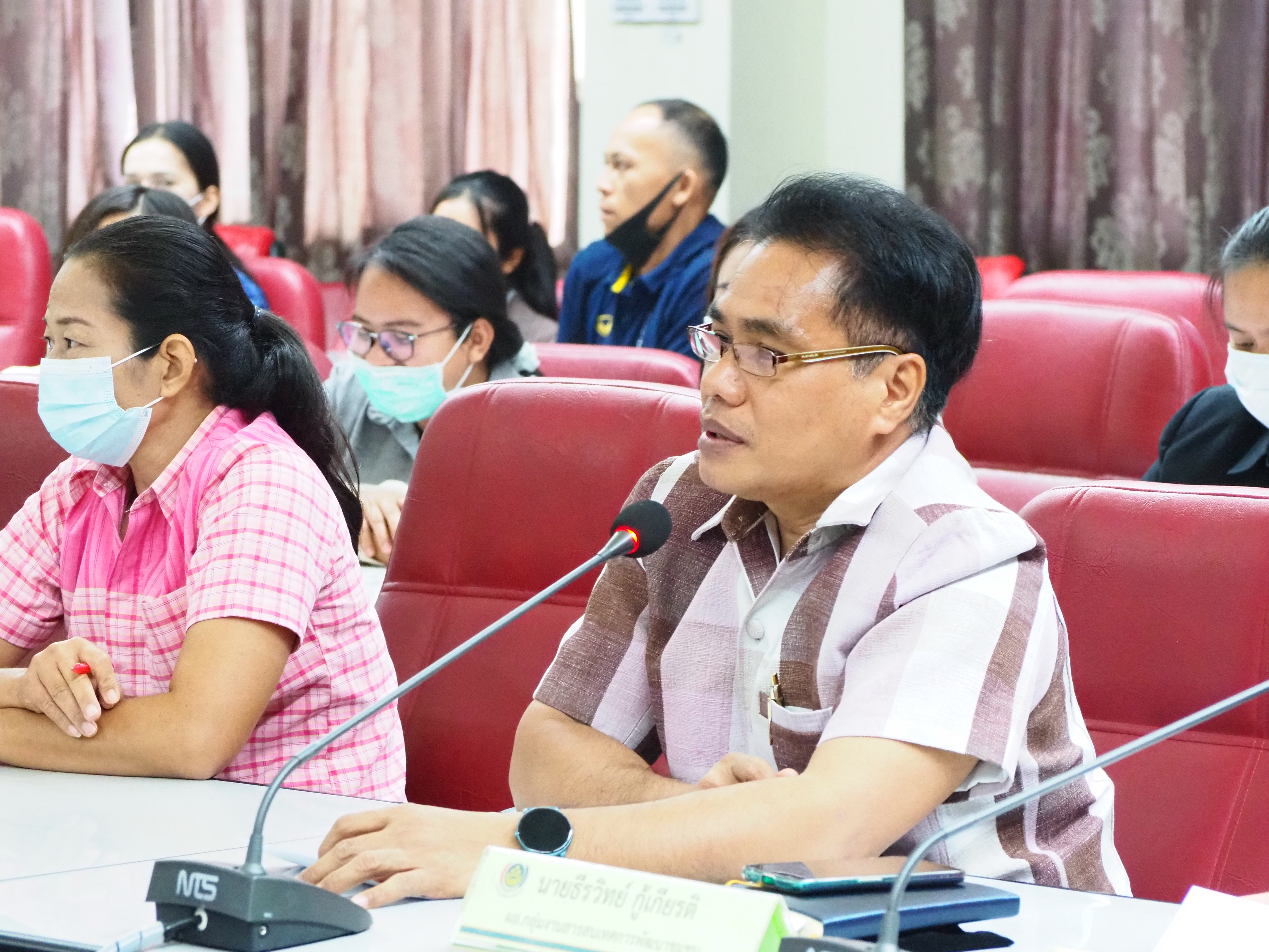 งหวัดชัยภูมิ ปฐมนิเทศ และจัดทำบันทึกข้อตกลงการจ้างงานผู้ผ่านการคัดเลือกบุคคลเพื่อจัดจ้างเป็นลูกจ้างเหมาบริการปฏิบัติภารกิจตามโครงการพัฒนาพื้นที่ต้นแบบการพัฒนาคุณภาพชีวิตตามหลักทฤษฎีใหม่ ประยุกต์สู่ “โคก หนอง นา โมเดล”  :::>> วันที่ 1 ธันวาคม ๒๕๖๓ เวลา 11.50 น. นายกอบชัย บุญอรณะ ผู้ว่าราชการจังหวัดชัยภูมิ ให้โอวาทและมอบนโยบายการปฏิบัติภารกิจของลูกจ้างเหมาบริการปฏิบัติภารกิจตามโครงการพัฒนาพื้นที่ต้นแบบการพัฒนาคุณภาพชีวิตตามหลักทฤษฎีใหม่ ประยุกต์สู่ “โคก หนอง นา โมเดล” จังหวัดชัยภูมิ