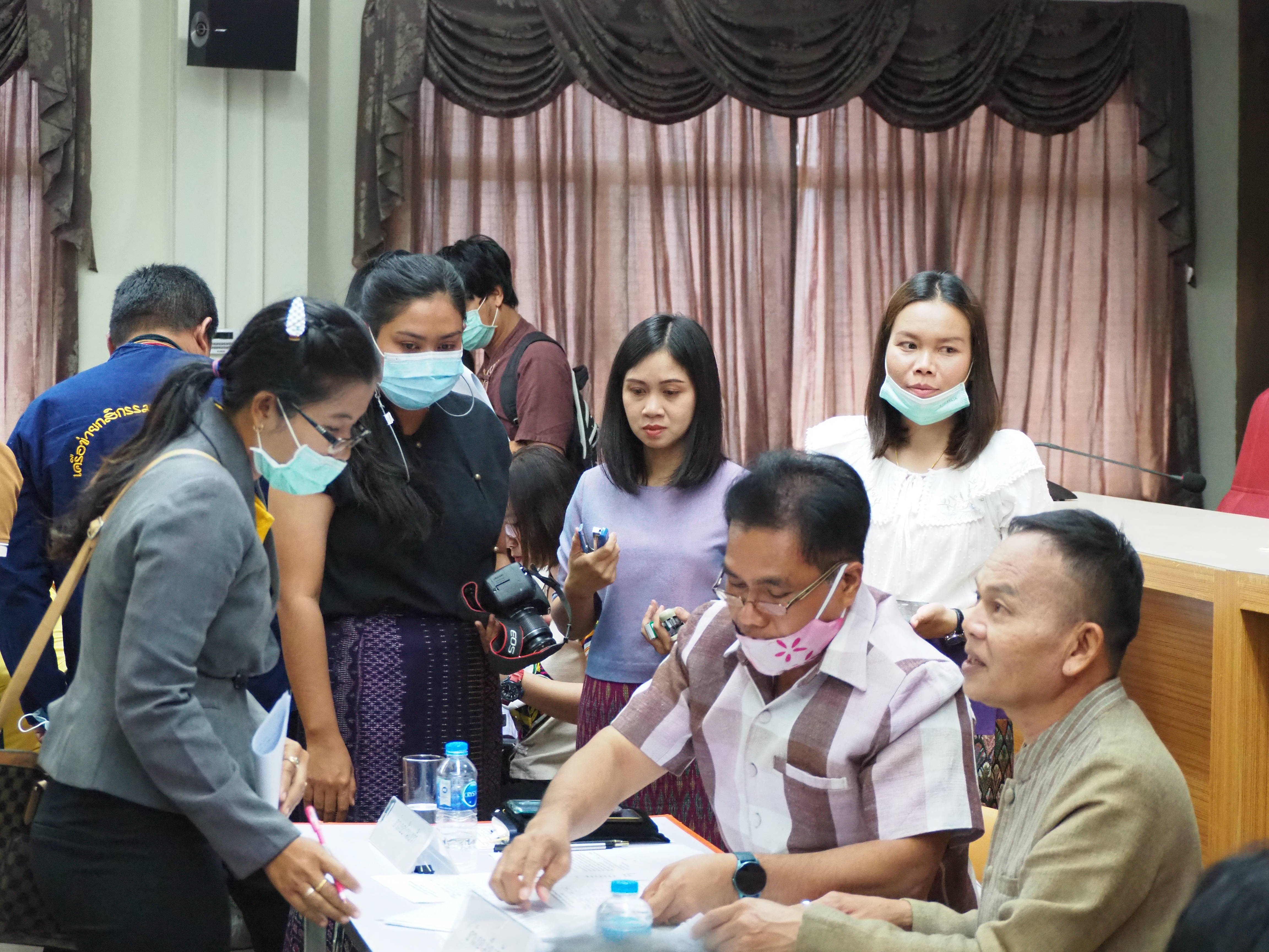 งหวัดชัยภูมิ ปฐมนิเทศ และจัดทำบันทึกข้อตกลงการจ้างงานผู้ผ่านการคัดเลือกบุคคลเพื่อจัดจ้างเป็นลูกจ้างเหมาบริการปฏิบัติภารกิจตามโครงการพัฒนาพื้นที่ต้นแบบการพัฒนาคุณภาพชีวิตตามหลักทฤษฎีใหม่ ประยุกต์สู่ “โคก หนอง นา โมเดล”  :::>> วันที่ 1 ธันวาคม ๒๕๖๓ เวลา 11.50 น. นายกอบชัย บุญอรณะ ผู้ว่าราชการจังหวัดชัยภูมิ ให้โอวาทและมอบนโยบายการปฏิบัติภารกิจของลูกจ้างเหมาบริการปฏิบัติภารกิจตามโครงการพัฒนาพื้นที่ต้นแบบการพัฒนาคุณภาพชีวิตตามหลักทฤษฎีใหม่ ประยุกต์สู่ “โคก หนอง นา โมเดล” จังหวัดชัยภูมิ