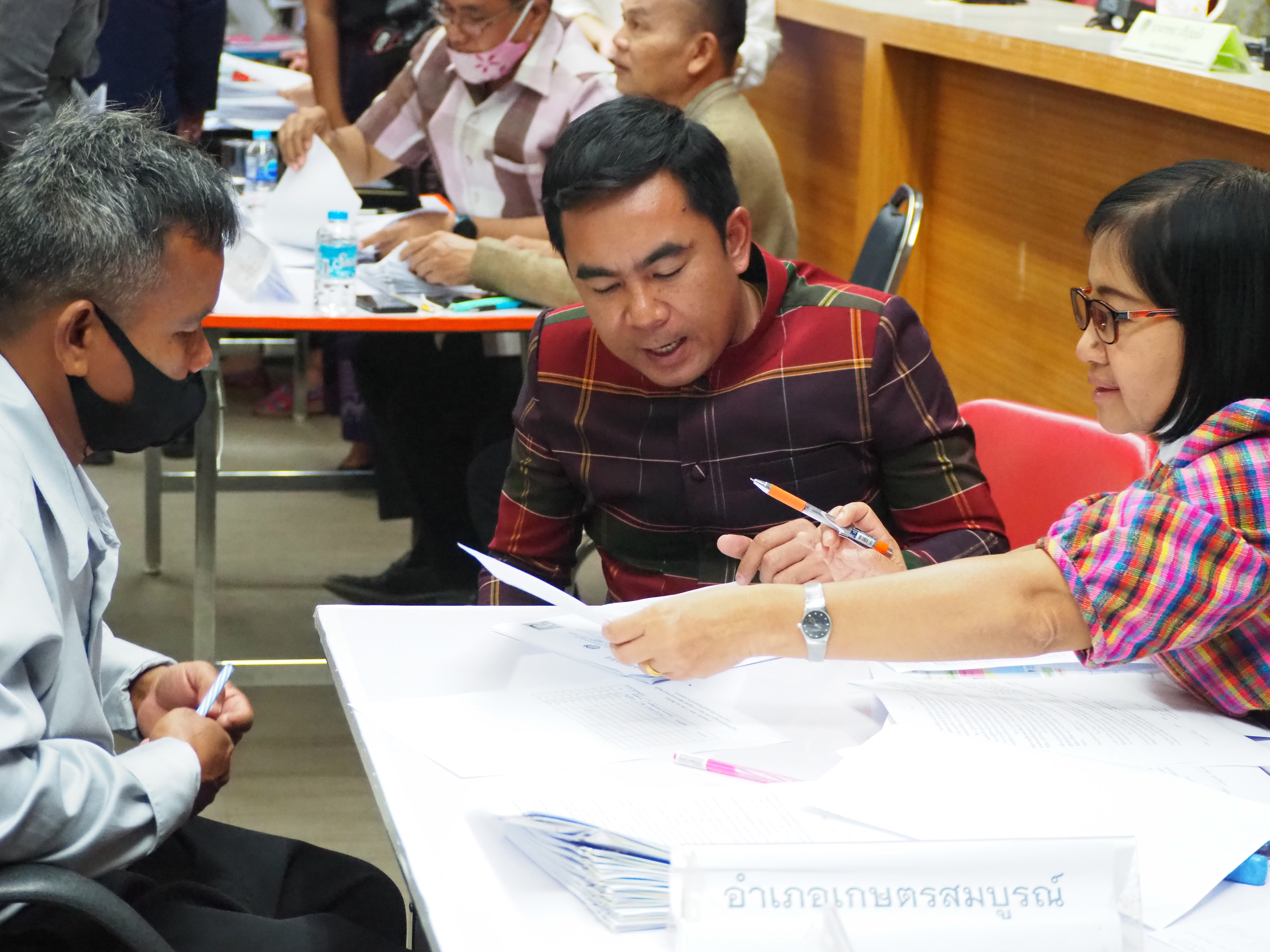 งหวัดชัยภูมิ ปฐมนิเทศ และจัดทำบันทึกข้อตกลงการจ้างงานผู้ผ่านการคัดเลือกบุคคลเพื่อจัดจ้างเป็นลูกจ้างเหมาบริการปฏิบัติภารกิจตามโครงการพัฒนาพื้นที่ต้นแบบการพัฒนาคุณภาพชีวิตตามหลักทฤษฎีใหม่ ประยุกต์สู่ “โคก หนอง นา โมเดล”  :::>> วันที่ 1 ธันวาคม ๒๕๖๓ เวลา 11.50 น. นายกอบชัย บุญอรณะ ผู้ว่าราชการจังหวัดชัยภูมิ ให้โอวาทและมอบนโยบายการปฏิบัติภารกิจของลูกจ้างเหมาบริการปฏิบัติภารกิจตามโครงการพัฒนาพื้นที่ต้นแบบการพัฒนาคุณภาพชีวิตตามหลักทฤษฎีใหม่ ประยุกต์สู่ “โคก หนอง นา โมเดล” จังหวัดชัยภูมิ
