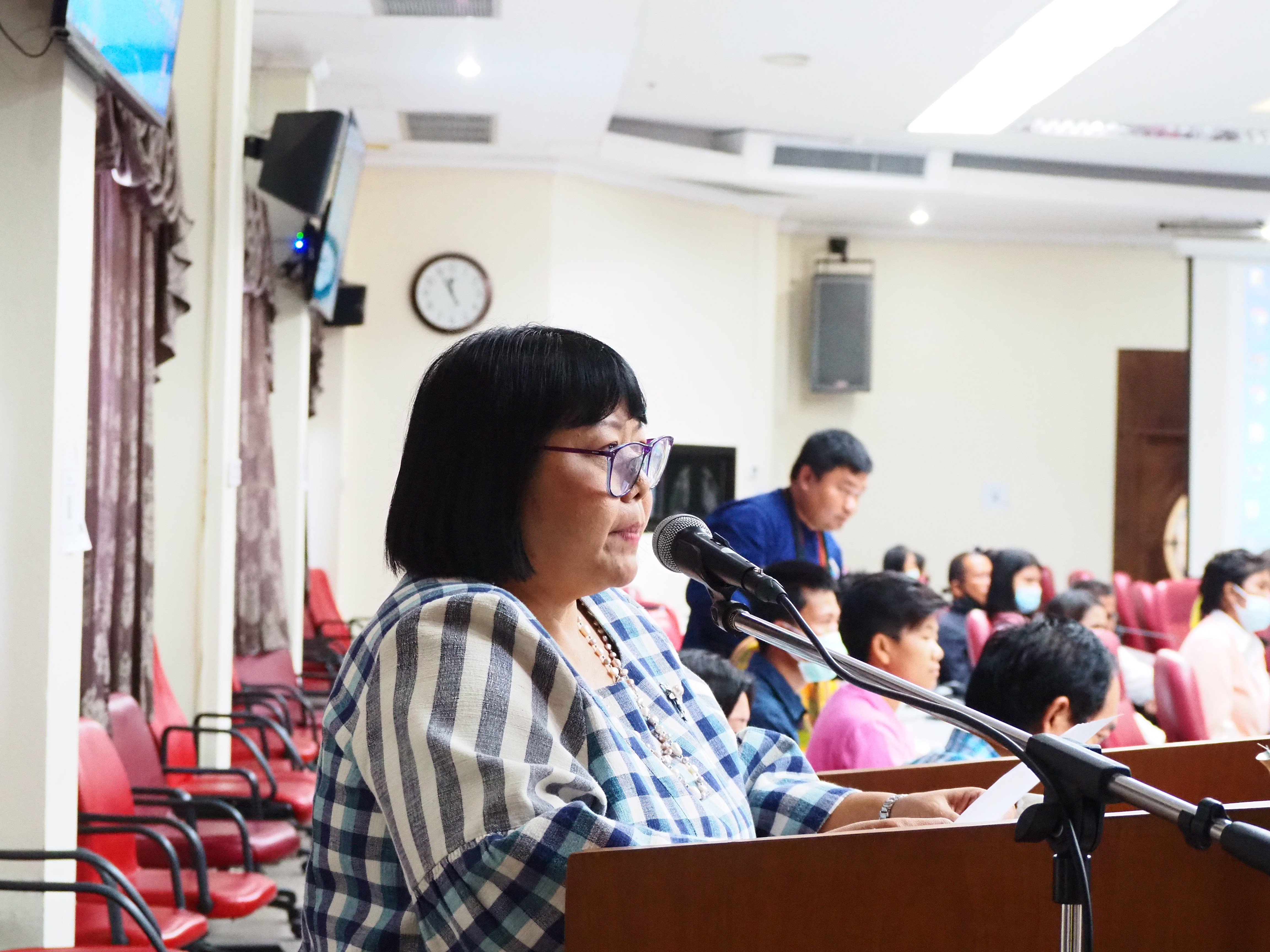 งหวัดชัยภูมิ ปฐมนิเทศ และจัดทำบันทึกข้อตกลงการจ้างงานผู้ผ่านการคัดเลือกบุคคลเพื่อจัดจ้างเป็นลูกจ้างเหมาบริการปฏิบัติภารกิจตามโครงการพัฒนาพื้นที่ต้นแบบการพัฒนาคุณภาพชีวิตตามหลักทฤษฎีใหม่ ประยุกต์สู่ “โคก หนอง นา โมเดล”  :::>> วันที่ 1 ธันวาคม ๒๕๖๓ เวลา 11.50 น. นายกอบชัย บุญอรณะ ผู้ว่าราชการจังหวัดชัยภูมิ ให้โอวาทและมอบนโยบายการปฏิบัติภารกิจของลูกจ้างเหมาบริการปฏิบัติภารกิจตามโครงการพัฒนาพื้นที่ต้นแบบการพัฒนาคุณภาพชีวิตตามหลักทฤษฎีใหม่ ประยุกต์สู่ “โคก หนอง นา โมเดล” จังหวัดชัยภูมิ
