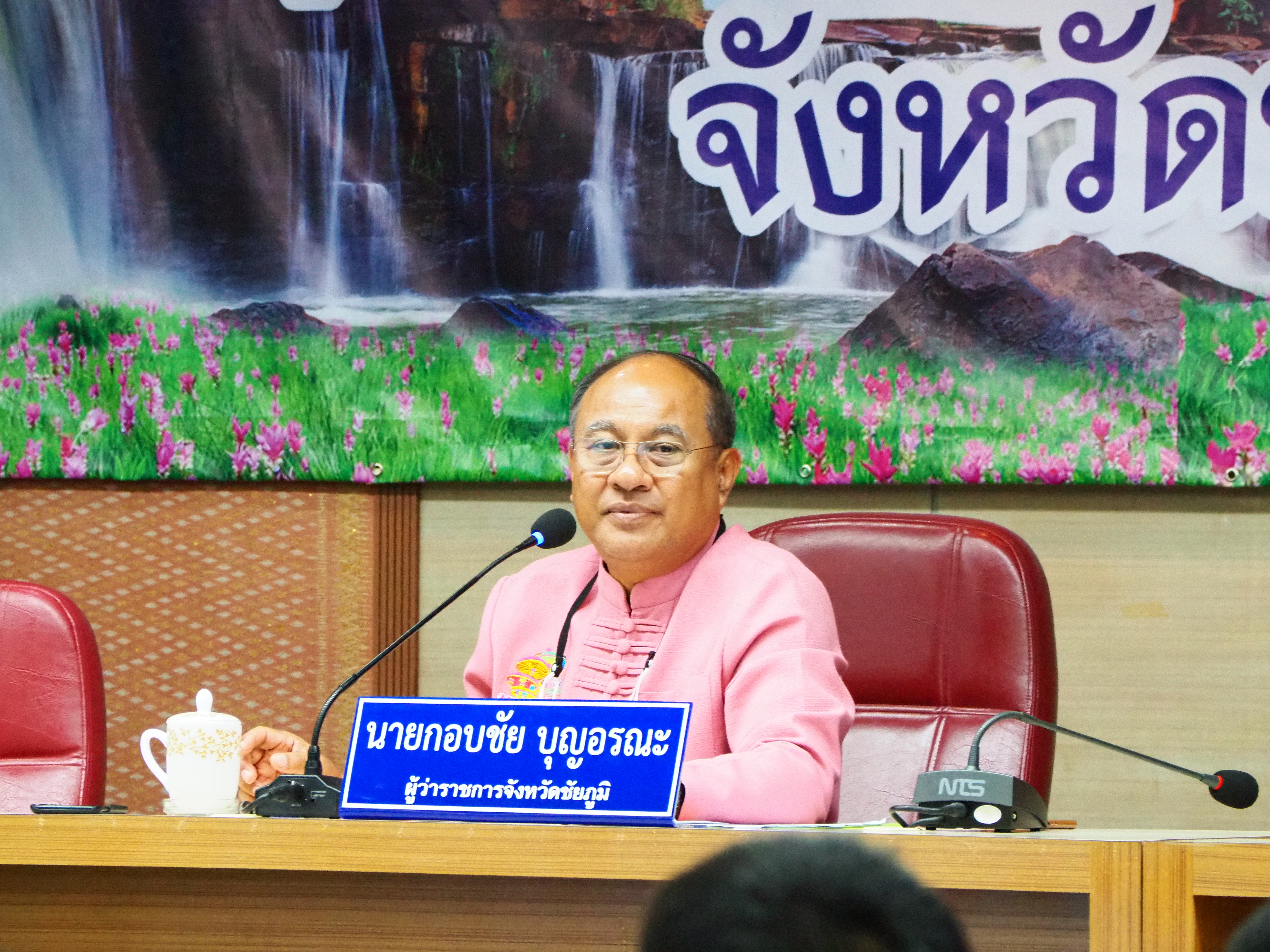 งหวัดชัยภูมิ ปฐมนิเทศ และจัดทำบันทึกข้อตกลงการจ้างงานผู้ผ่านการคัดเลือกบุคคลเพื่อจัดจ้างเป็นลูกจ้างเหมาบริการปฏิบัติภารกิจตามโครงการพัฒนาพื้นที่ต้นแบบการพัฒนาคุณภาพชีวิตตามหลักทฤษฎีใหม่ ประยุกต์สู่ “โคก หนอง นา โมเดล”  :::>> วันที่ 1 ธันวาคม ๒๕๖๓ เวลา 11.50 น. นายกอบชัย บุญอรณะ ผู้ว่าราชการจังหวัดชัยภูมิ ให้โอวาทและมอบนโยบายการปฏิบัติภารกิจของลูกจ้างเหมาบริการปฏิบัติภารกิจตามโครงการพัฒนาพื้นที่ต้นแบบการพัฒนาคุณภาพชีวิตตามหลักทฤษฎีใหม่ ประยุกต์สู่ “โคก หนอง นา โมเดล” จังหวัดชัยภูมิ