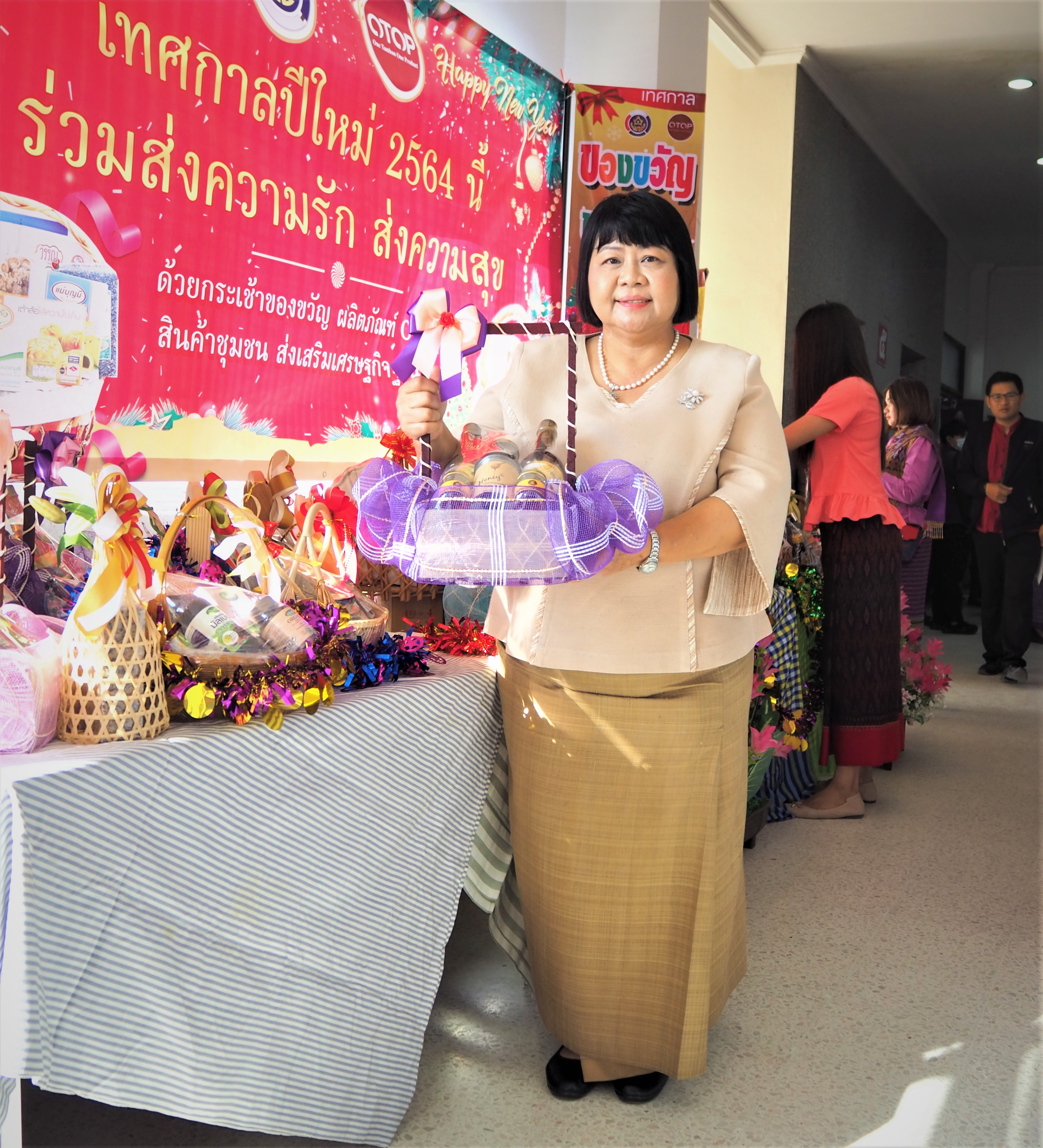 พช.ชัยภูมิ รณรงค์ซื้อกระเช้าของฝากของขวัญปีใหม่ (สินค้า OTOP) ในการประชุมกรมการจังหวัดฯ จังหวัดชัยภูมิ ครั้งที่ 11/2563
