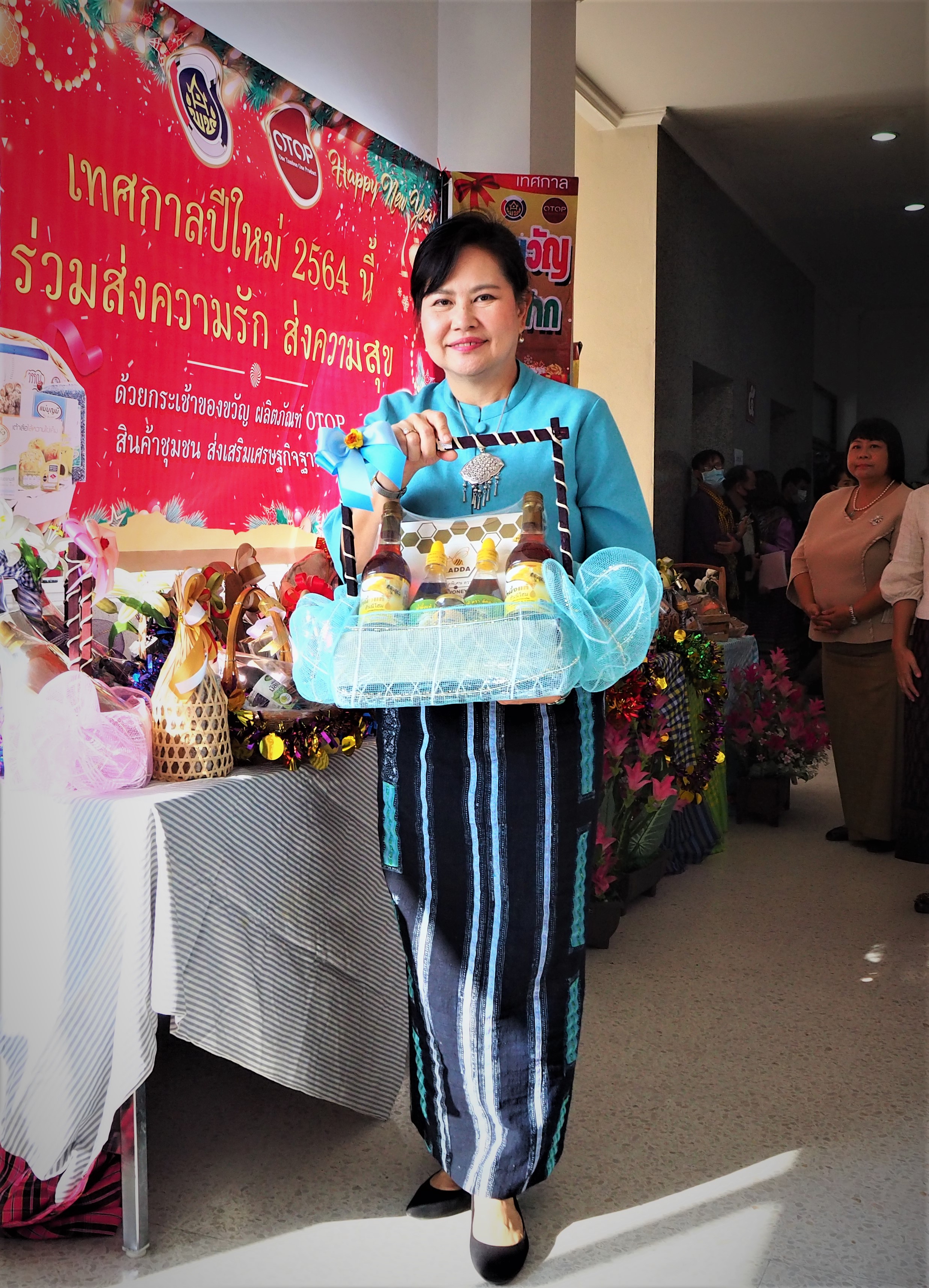 พช.ชัยภูมิ รณรงค์ซื้อกระเช้าของฝากของขวัญปีใหม่ (สินค้า OTOP) ในการประชุมกรมการจังหวัดฯ จังหวัดชัยภูมิ ครั้งที่ 11/2563