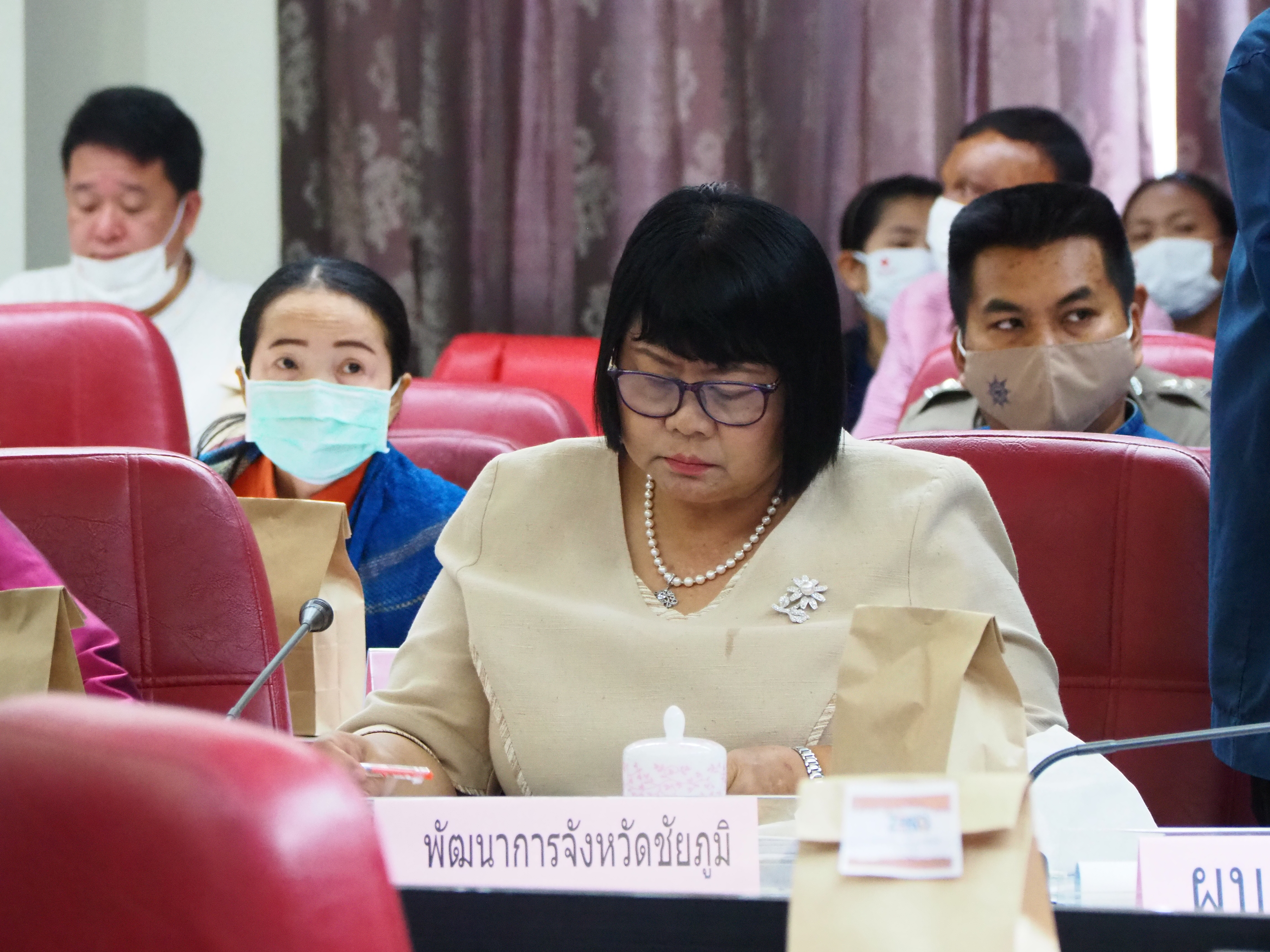 พช.ชัยภูมิ รณรงค์ซื้อกระเช้าของฝากของขวัญปีใหม่ (สินค้า OTOP) ในการประชุมกรมการจังหวัดฯ จังหวัดชัยภูมิ ครั้งที่ 11/2563