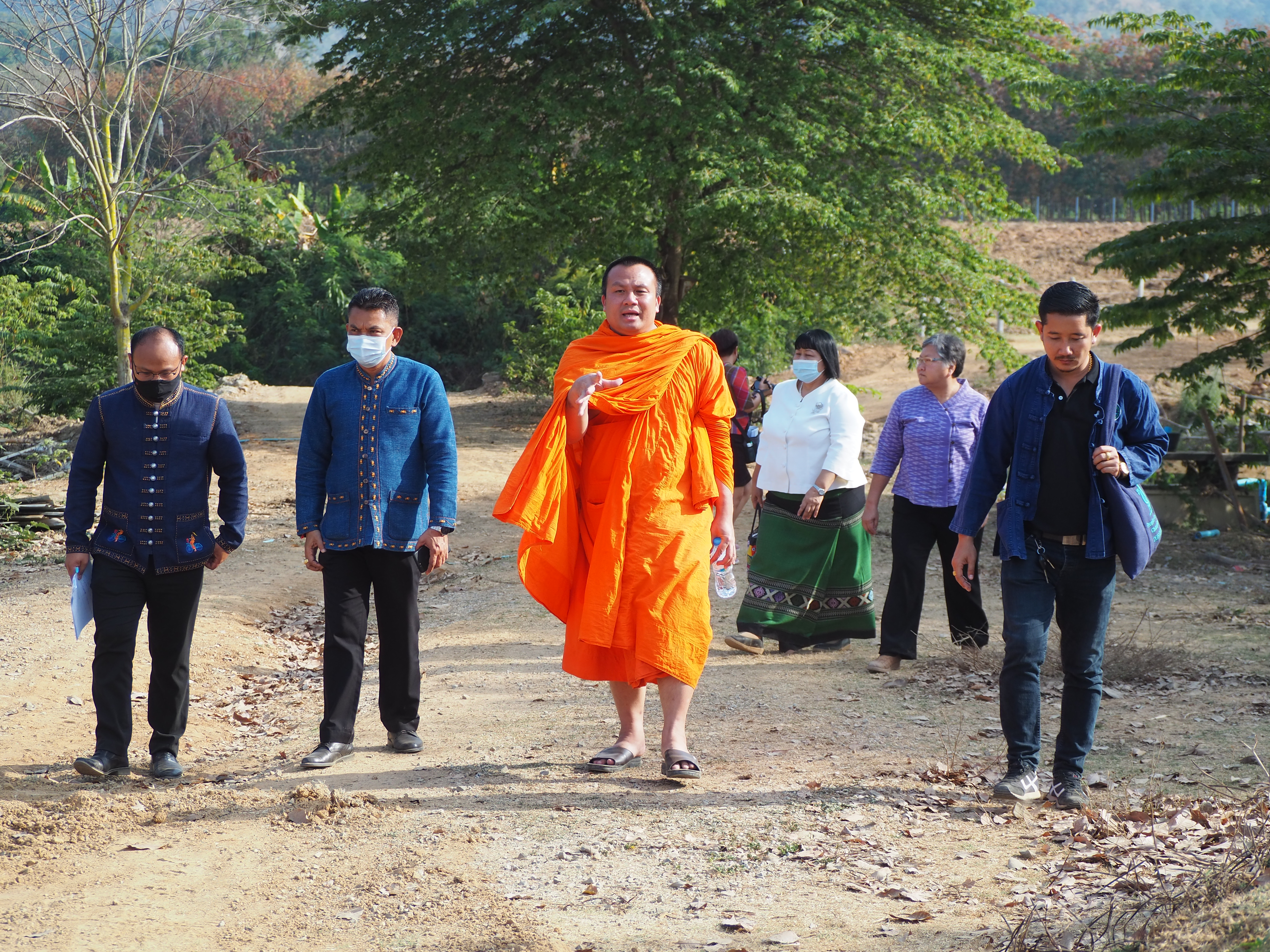 พช_ชัยภูมิ ชี้แจงแนวทางการดำเนินงานโครงการพัฒนาพื้นที่ต้นแบบฯ ประยุกต์สู่ “โคก หนอง นา โมเดล” ให้กับท่านพระอาจารย์มหาสมปอง ตาลปุตโต