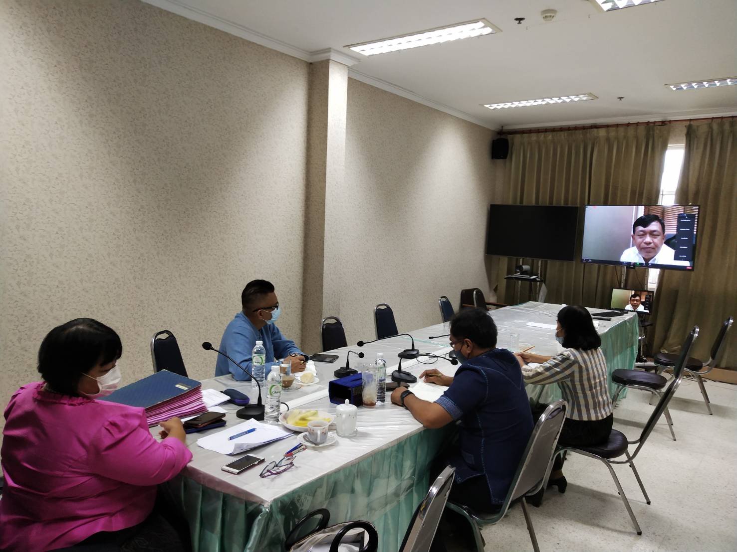 #พช_ชย ร่วมประชุมคณะกรรมการบริหารศูนย์เทคโนโลยีเกษตรและนวัตกรรม (AIC) ผ่านระบบ Application ZOOM