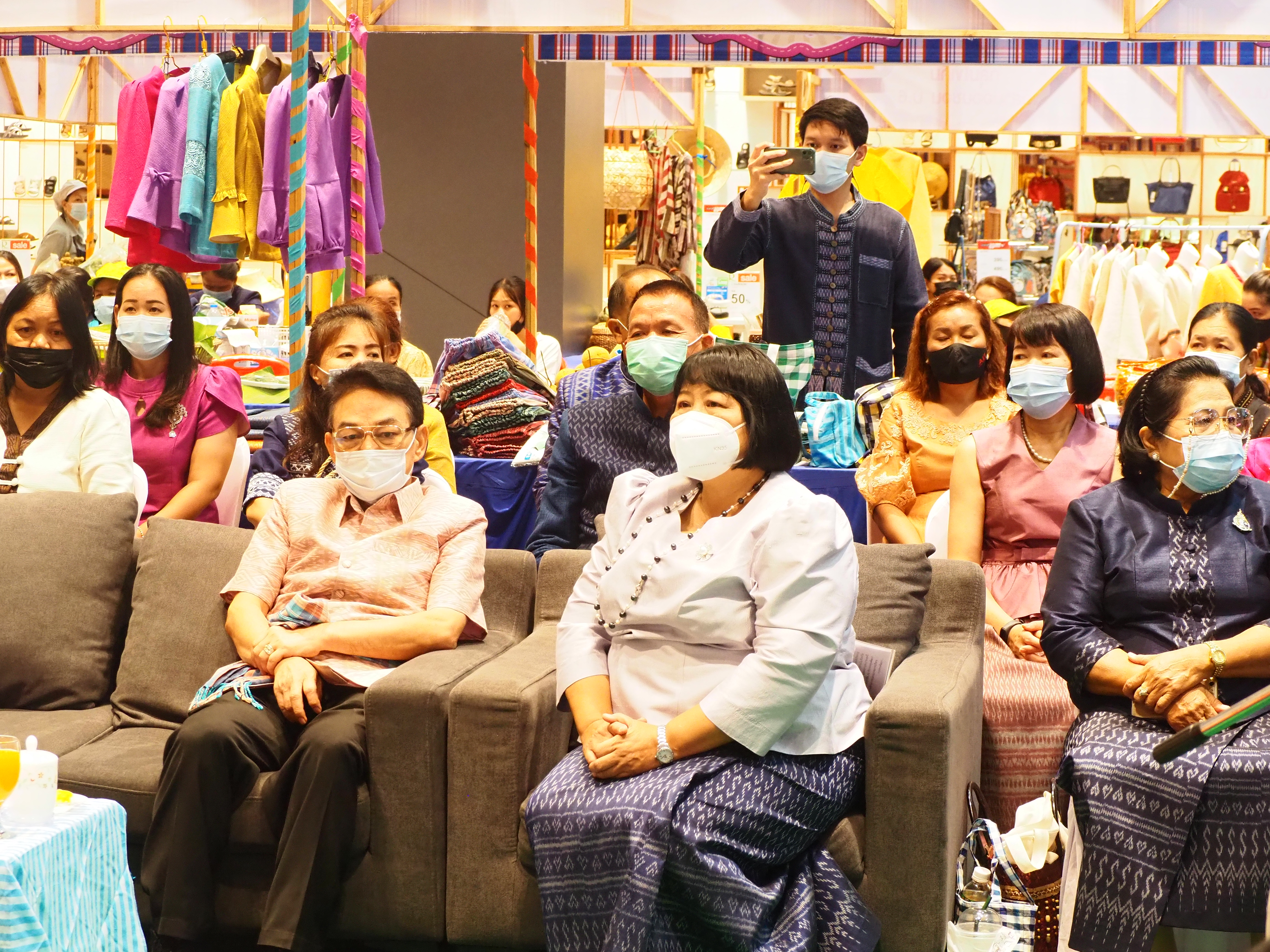 @ชัยภูมิ # พช.ชัยภูมิขับเคลื่อนกิจกรรม ” พลังสตรี สู้ภัย โควิด-19 ” สร้างรายได้ให้กับกลุ่มอาชีพสมาชิกกองทุนพัฒนาบทบาทสตรี
