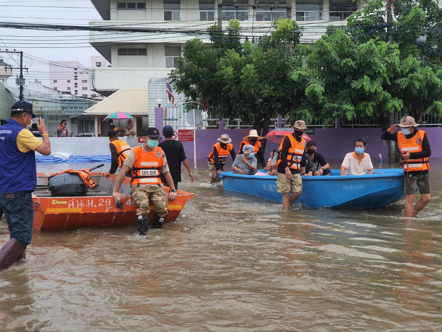 #พช_ชัยภูมิ และผู้นำอาสาพัฒนาบ้านเกิดจังหวัดชัยภูมิ ร่วมภารกิจการจัดตั้งโรงครัวพระราชทาน ในกรณีเกิดเหตุสาธารณภัย(น้ำท่วม)ในพื้นที่จังหวัดชัยภูมิ