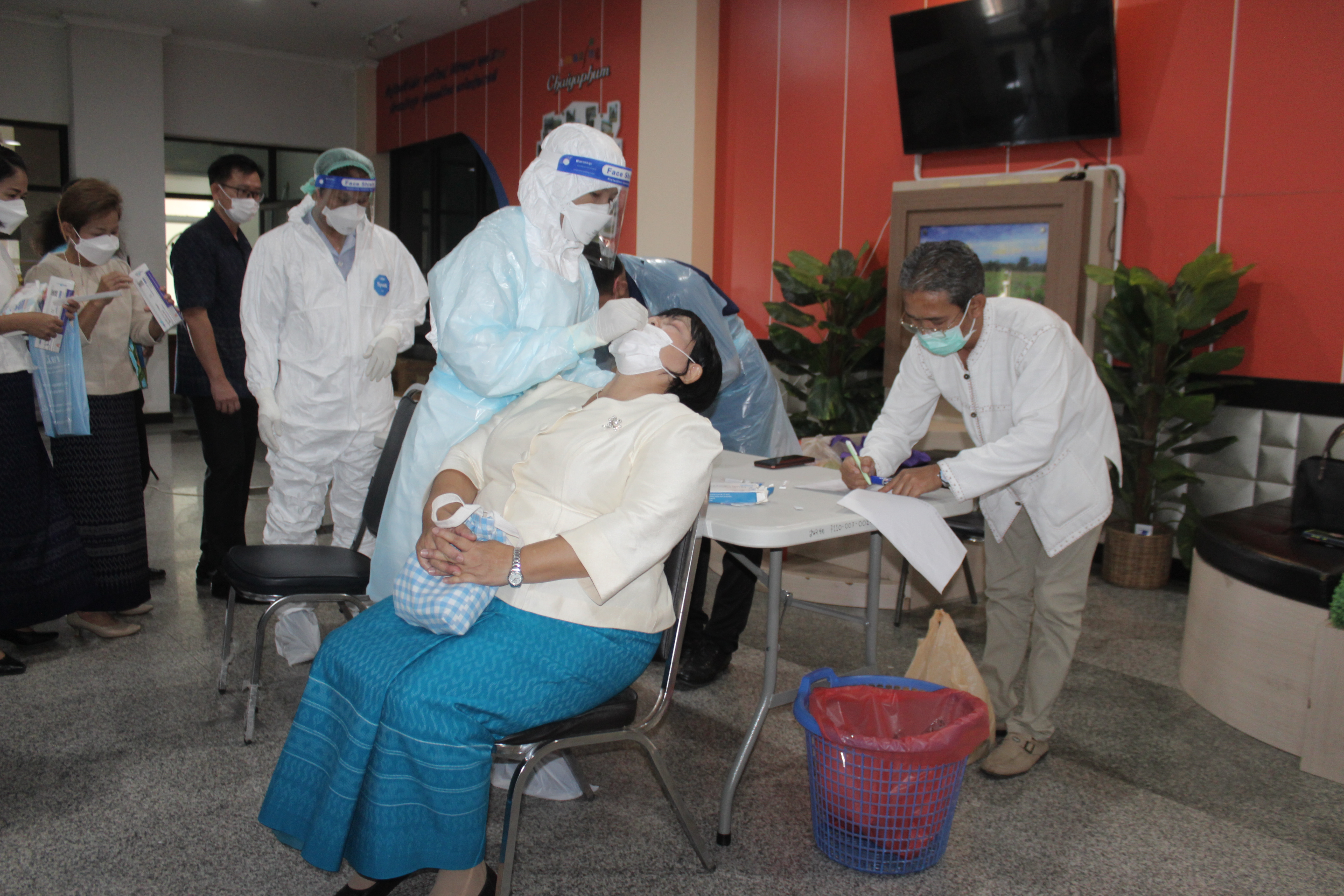#พช_ชัยภูมิ ปูพรมตรวจหาผู้ติดเชื้อโควิด – 19 ของบุคลากรด้วยชุดตรวจ Antigen test kit (ATK)