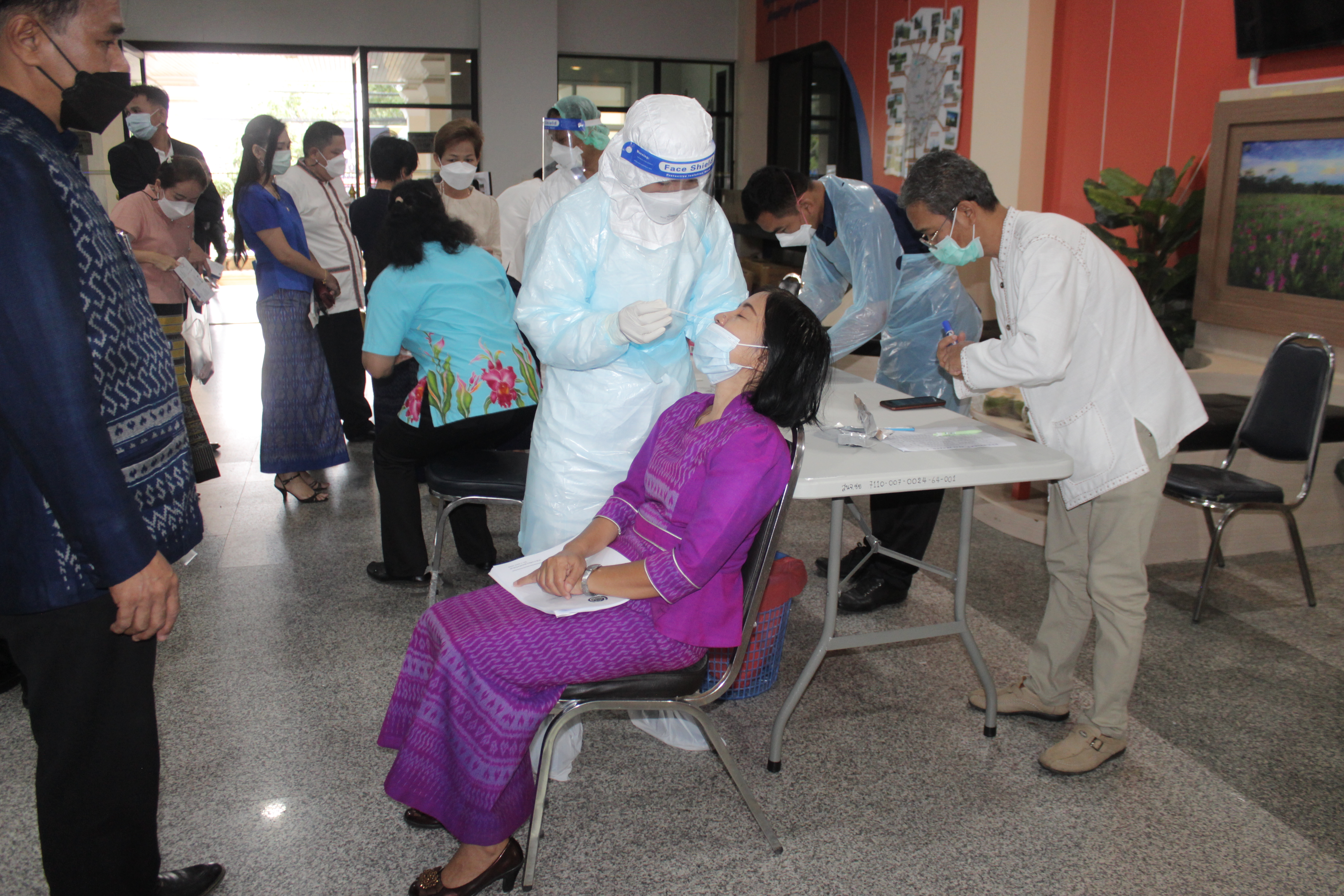 #พช_ชัยภูมิ ปูพรมตรวจหาผู้ติดเชื้อโควิด – 19 ของบุคลากรด้วยชุดตรวจ Antigen test kit (ATK)