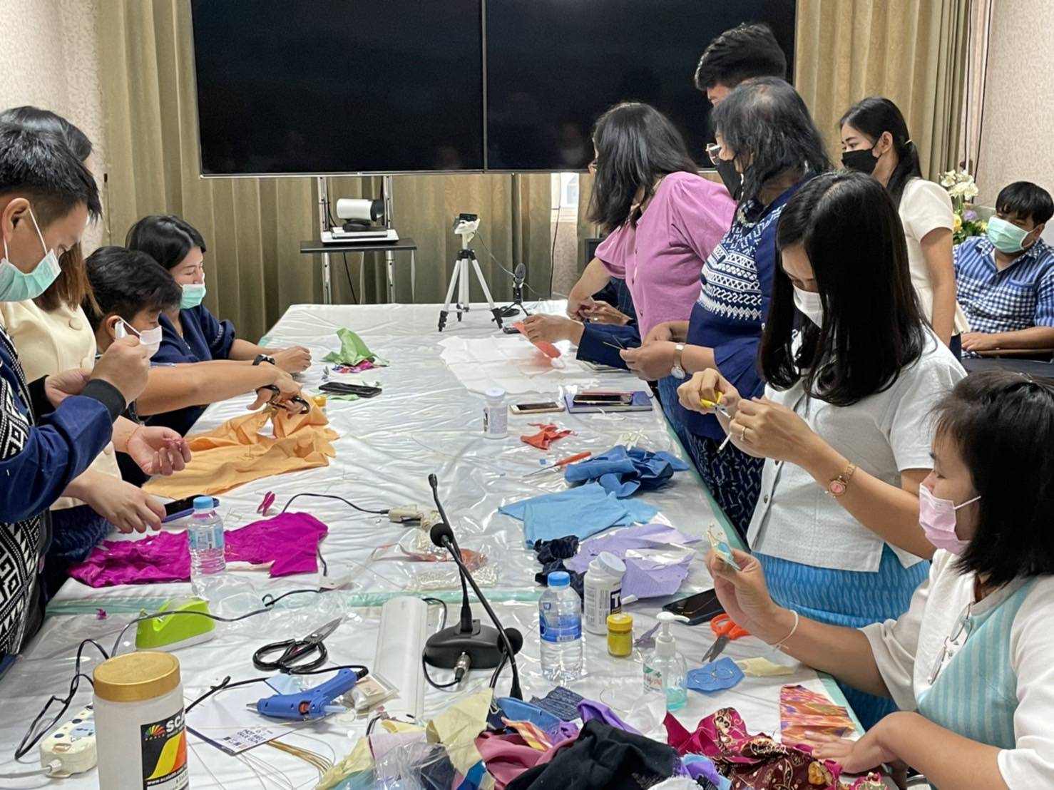 สำนักงานพัฒนาชุมชนจังหวัดชัยภูมิ จัดฝึกอบรมวิทยากรครู ก. การประดิษฐ์ผีเสื้อเพื่อนำไปประดับในนิทรรศการเฉลิมพระเกียรติสมเด็จพระนางเจ้าสิริกิติ์พระบรมราชินีนาถ พระบรมราชชนนีพันปีหลวง เนื่องในโอกาสมหามงคลเฉลิมพระชนมพรรษา 90 พรรษา 12 สิงหาคม 2565