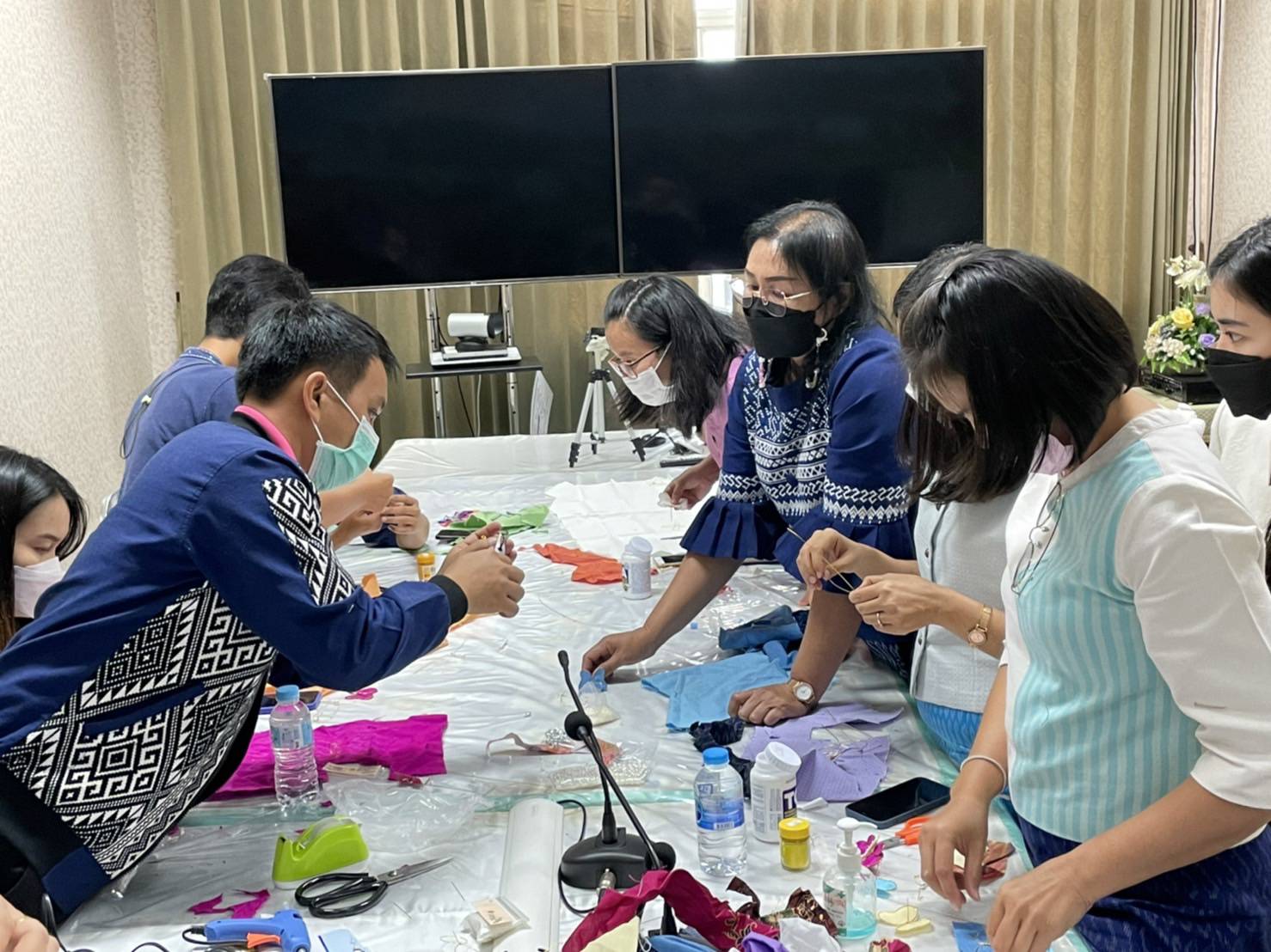 สำนักงานพัฒนาชุมชนจังหวัดชัยภูมิ จัดฝึกอบรมวิทยากรครู ก. การประดิษฐ์ผีเสื้อเพื่อนำไปประดับในนิทรรศการเฉลิมพระเกียรติสมเด็จพระนางเจ้าสิริกิติ์พระบรมราชินีนาถ พระบรมราชชนนีพันปีหลวง เนื่องในโอกาสมหามงคลเฉลิมพระชนมพรรษา 90 พรรษา 12 สิงหาคม 2565