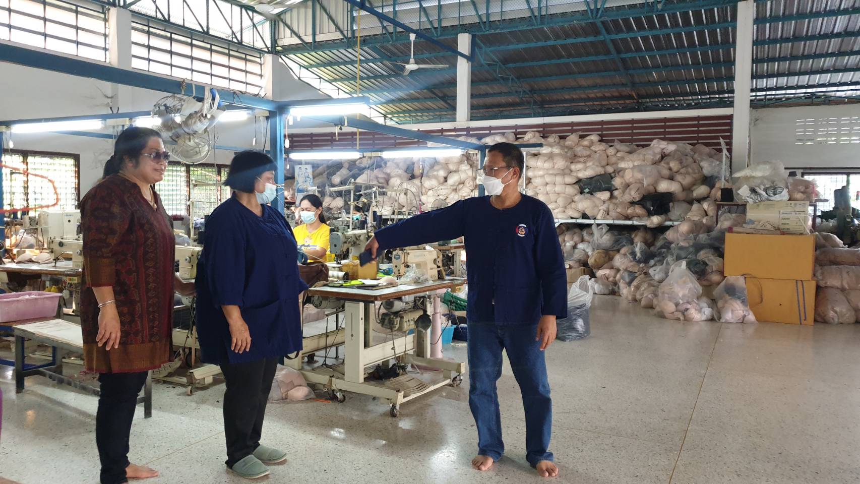 นายนิวัติ น้อยผาง รองอธิบดีกรมการพัฒนาชุมชน ลงพื้นที่ติดตามการดำเนินงานพัฒนาชุมชน ในพื้นที่ อำเภอแก้งคร้อ จังหวัดชัยภูมิ