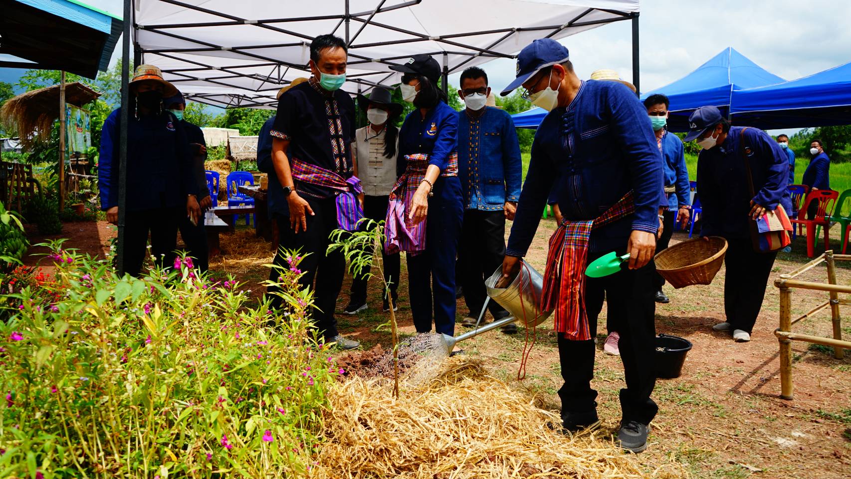 นายนิวัติ น้อยผาง รองอธิบดีกรมการพัฒนาชุมชน ลงพื้นที่อำเภอเกษตรสมบูรณ์ จังหวัดชัยภูมิ เยี่ยมพื้นที่แปลงครัวเรือนต้นแบบ โคก หนอง นา พช.