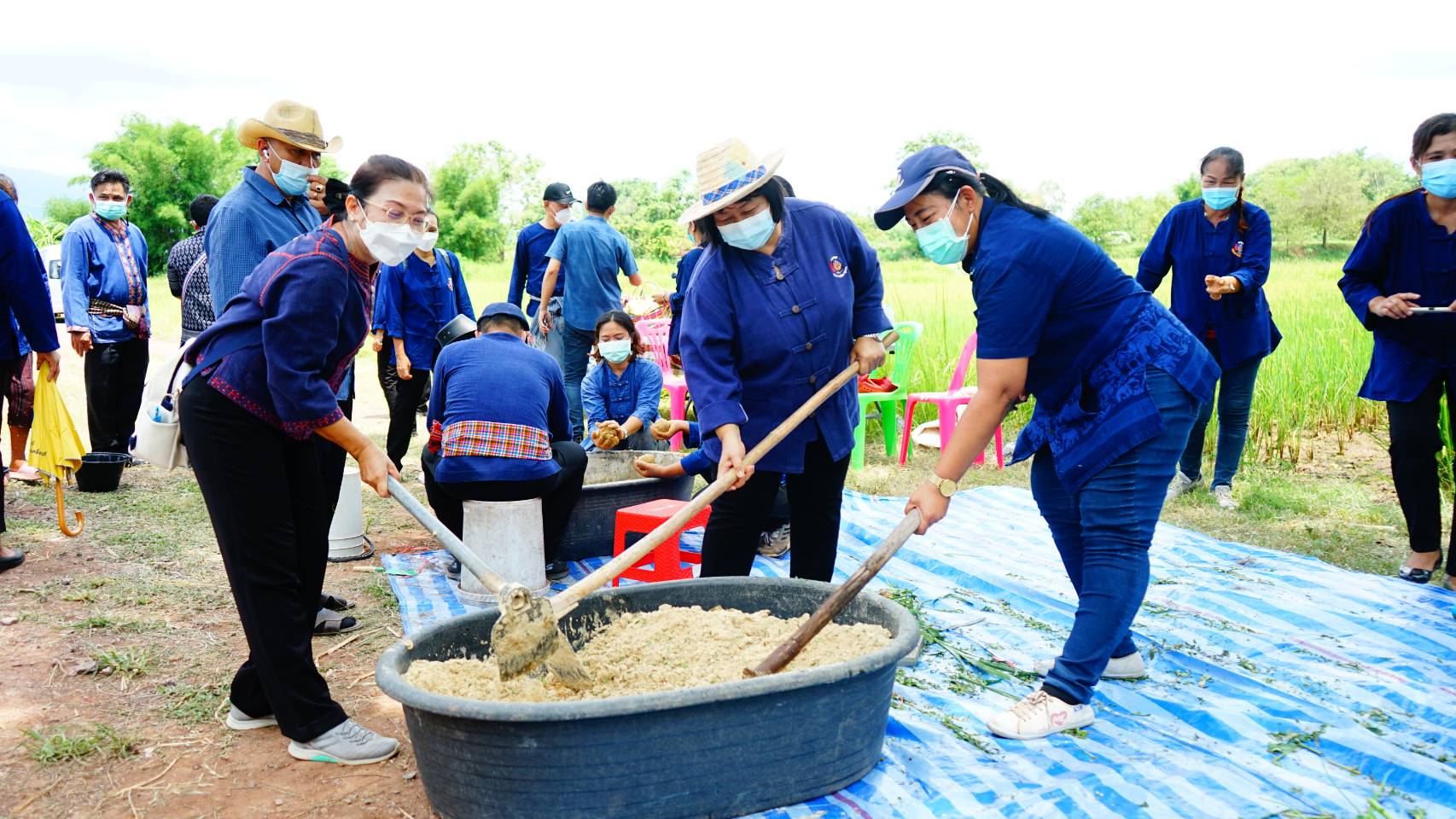 นายนิวัติ น้อยผาง รองอธิบดีกรมการพัฒนาชุมชน ลงพื้นที่อำเภอเกษตรสมบูรณ์ จังหวัดชัยภูมิ เยี่ยมพื้นที่แปลงครัวเรือนต้นแบบ โคก หนอง นา พช.