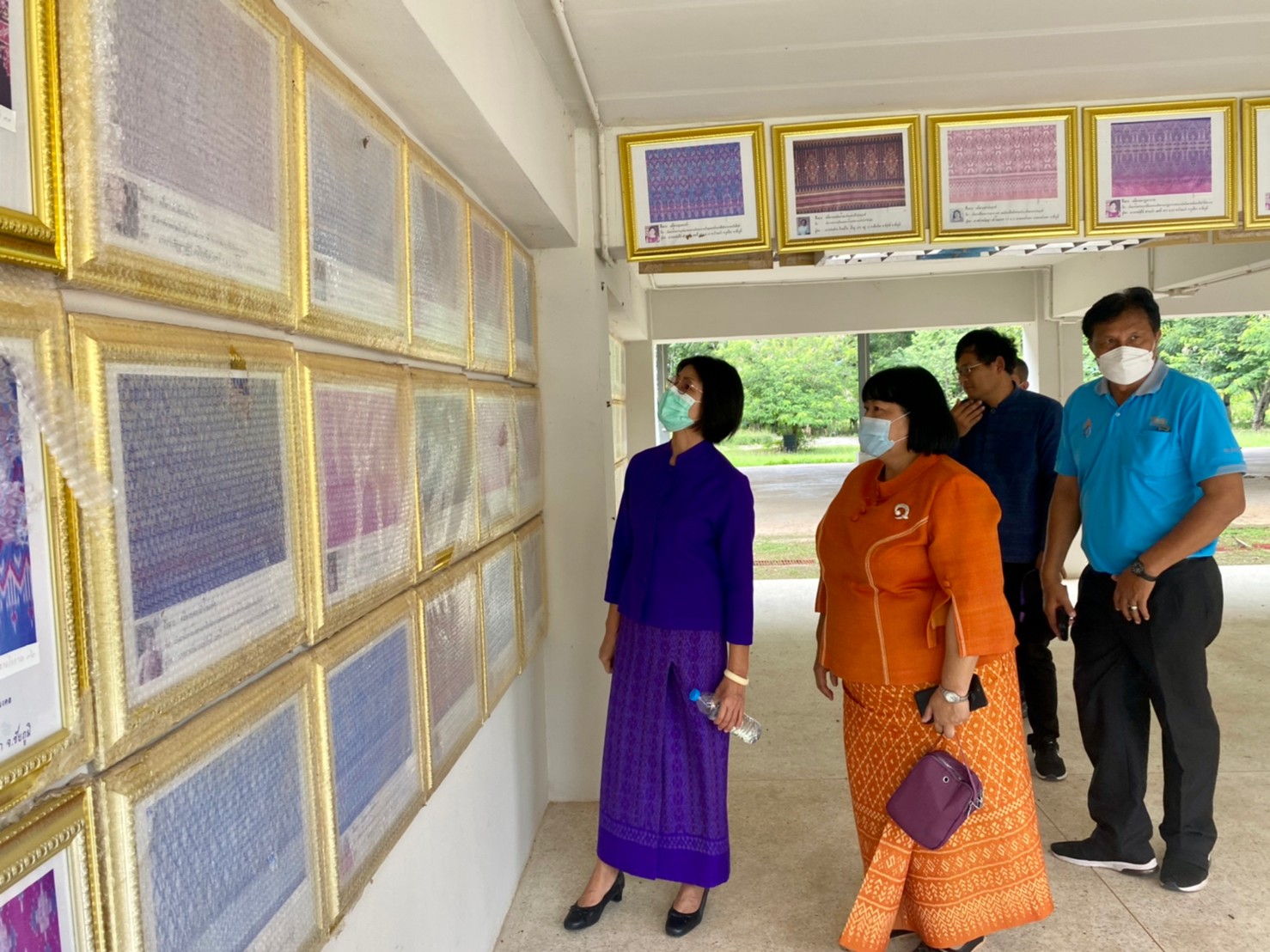 นางสงวน มะเสนา ผู้ตรวจราชการกรมการพัฒนาชุมชน เขตตรวจราชการที่ 13 ตรวจเยี่ยมกลุ่มทอผ้าไหมศูนย์ศิลปาชีพทุ่งกะมัง อ.หนองบัวแดง จ.ชัยภูมิ