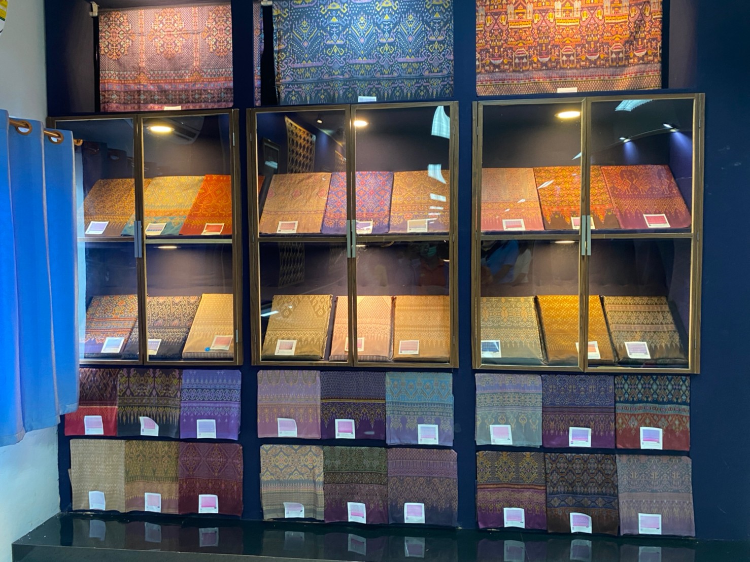 นางสงวน มะเสนา ผู้ตรวจราชการกรมการพัฒนาชุมชน เขตตรวจราชการที่ 13 ตรวจเยี่ยมกลุ่มทอผ้าไหมศูนย์ศิลปาชีพทุ่งกะมัง อ.หนองบัวแดง จ.ชัยภูมิ