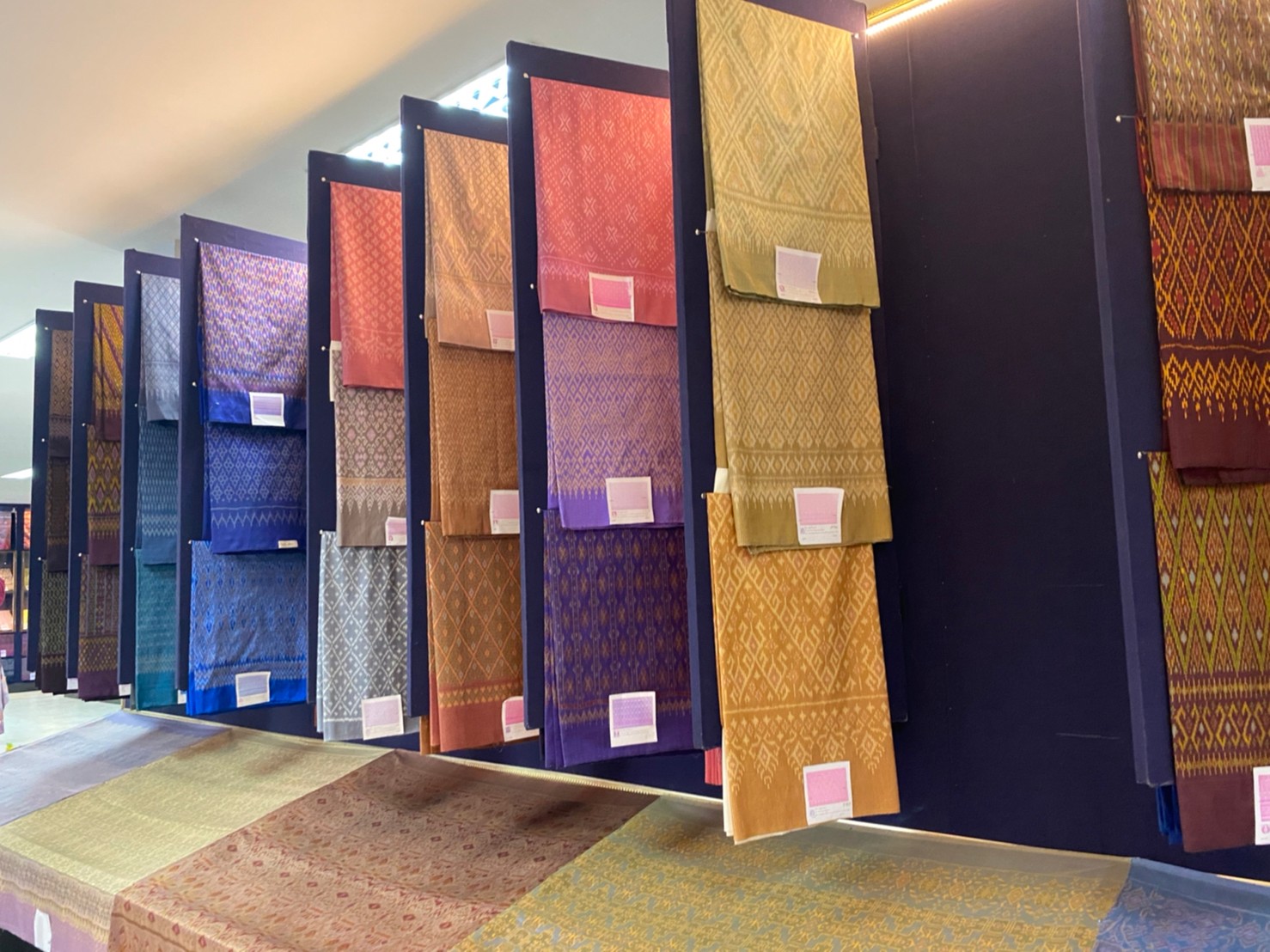 นางสงวน มะเสนา ผู้ตรวจราชการกรมการพัฒนาชุมชน เขตตรวจราชการที่ 13 ตรวจเยี่ยมกลุ่มทอผ้าไหมศูนย์ศิลปาชีพทุ่งกะมัง อ.หนองบัวแดง จ.ชัยภูมิ