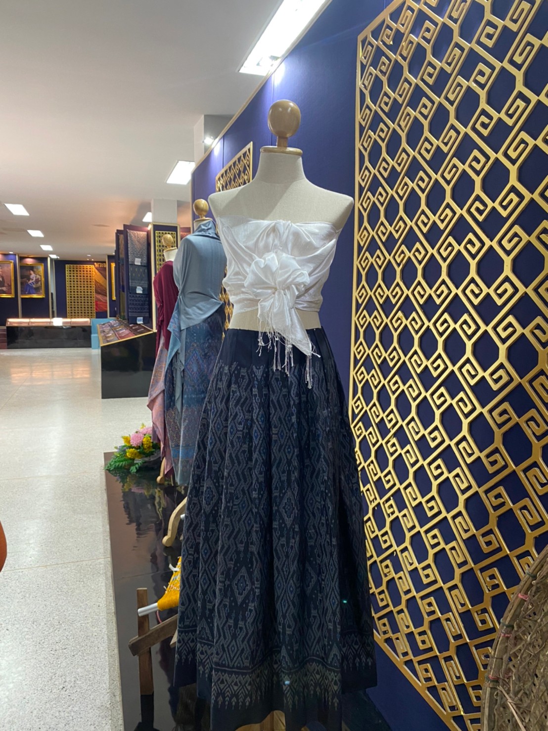 นางสงวน มะเสนา ผู้ตรวจราชการกรมการพัฒนาชุมชน เขตตรวจราชการที่ 13 ตรวจเยี่ยมกลุ่มทอผ้าไหมศูนย์ศิลปาชีพทุ่งกะมัง อ.หนองบัวแดง จ.ชัยภูมิ