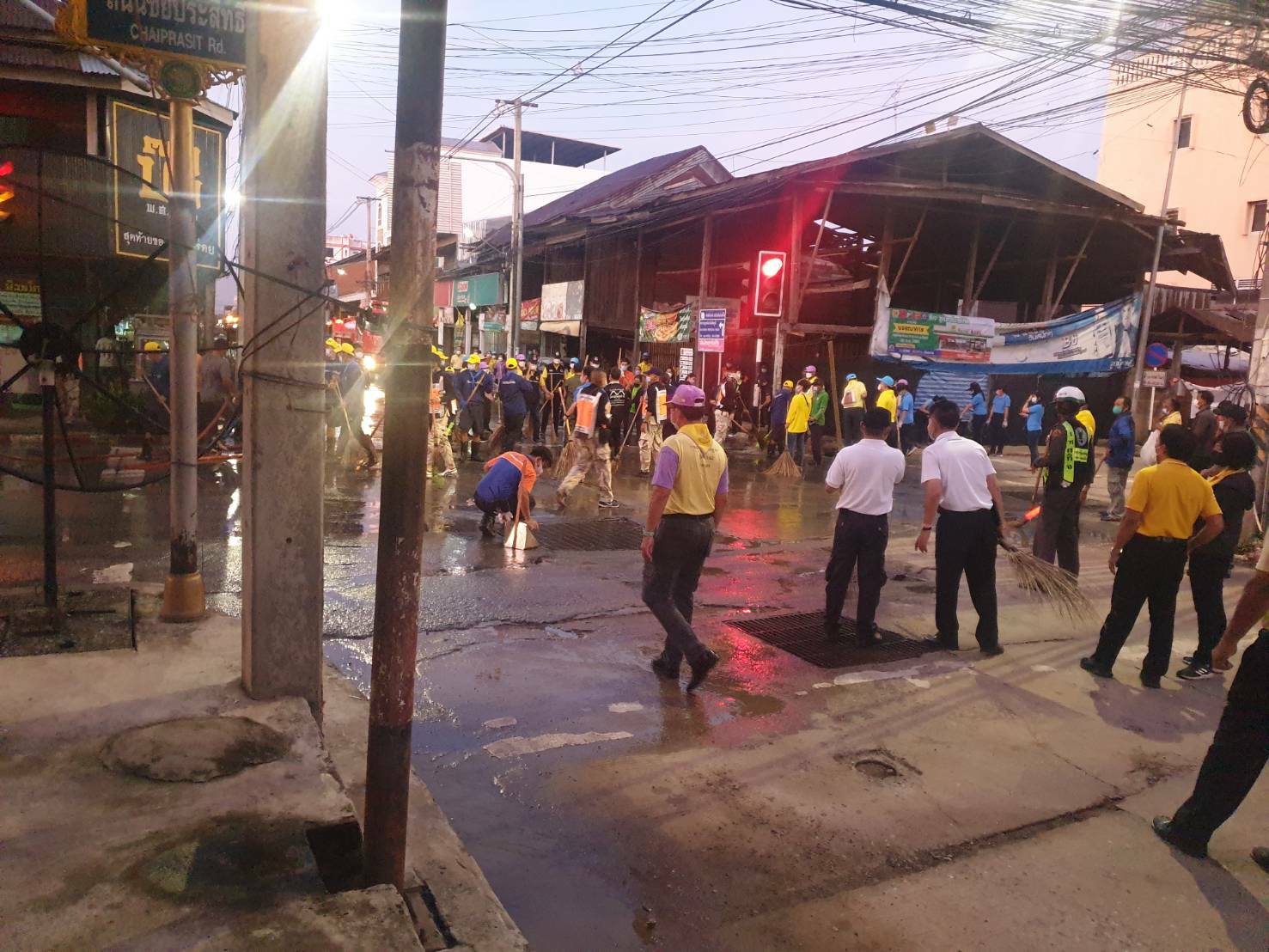 #พช_ชัยภูมิ ร่วมจัดเก็บขยะมูลฝอยและสิ่งปฏิกูลเพื่อป้องกันและแก้ไขปัญหาน้ำท่วมขังในเขตเทศบาลเมืองชัยภูมิ